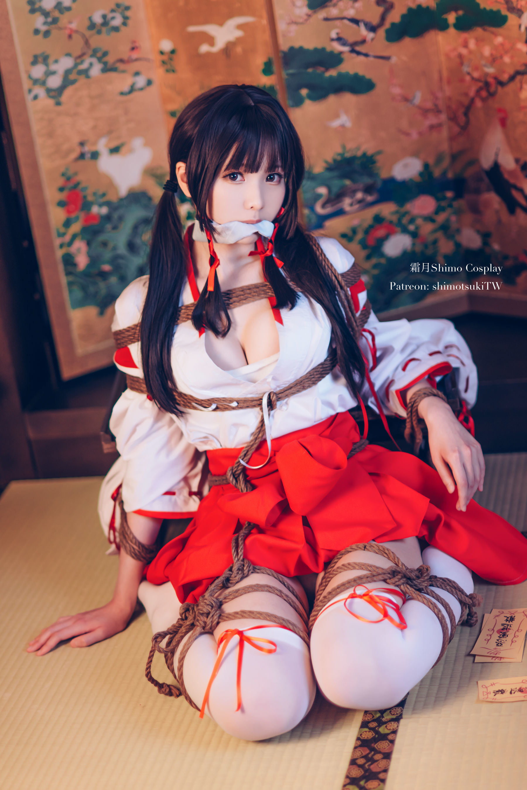 Internet Celebrity Coser Photobook] Weibo Girl Shuangyue Shimo - Shrine Maiden Bondage