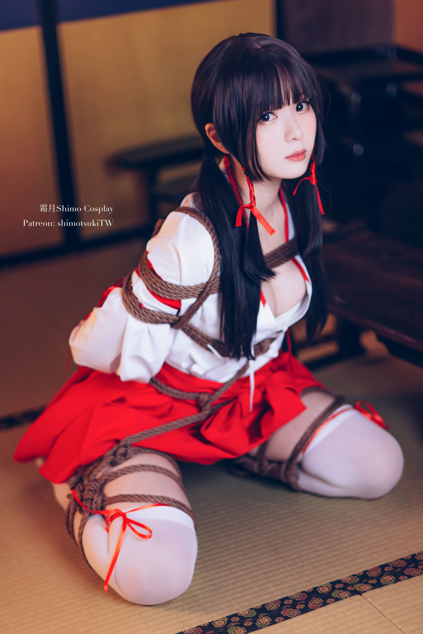 Internet Celebrity Coser Photobook] Weibo Girl Shuangyue Shimo - Shrine Maiden Bondage