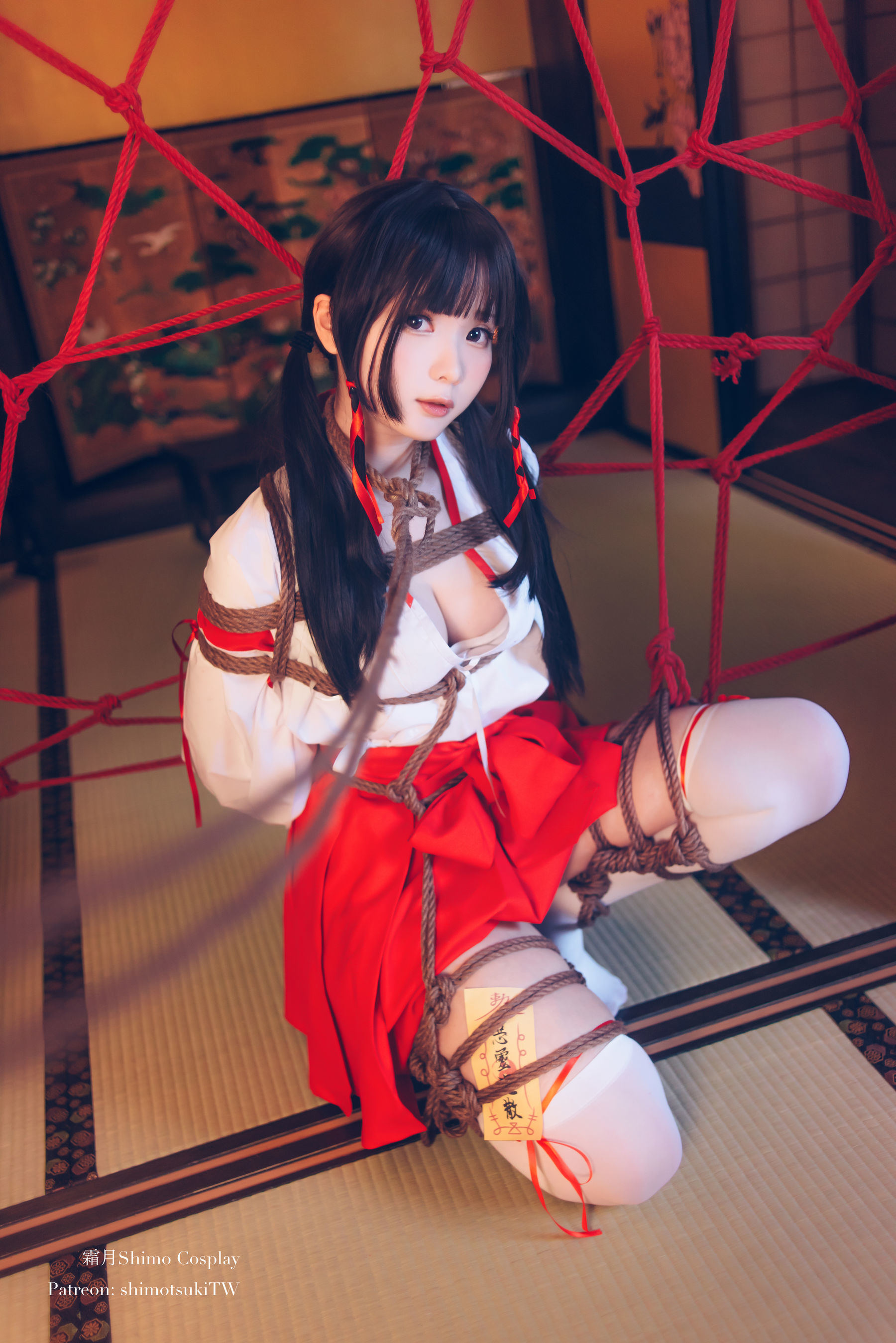 Internet Celebrity Coser Photobook] Weibo Girl Shuangyue Shimo - Shrine Maiden Bondage