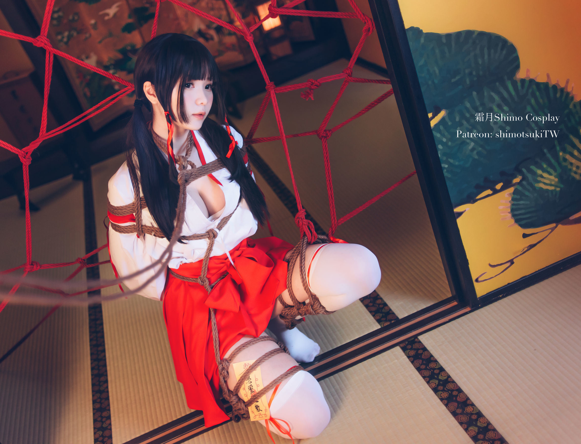 Internet Celebrity Coser Photobook] Weibo Girl Shuangyue Shimo - Shrine Maiden Bondage