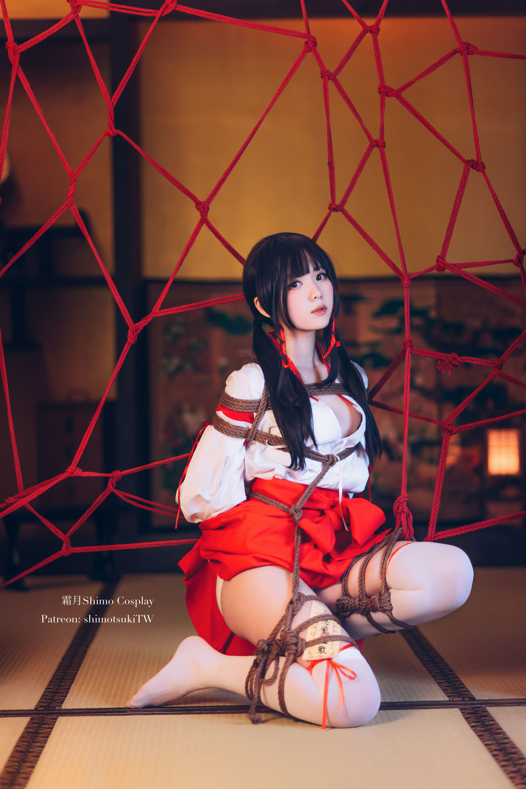 Internet Celebrity Coser Photobook] Weibo Girl Shuangyue Shimo - Shrine Maiden Bondage
