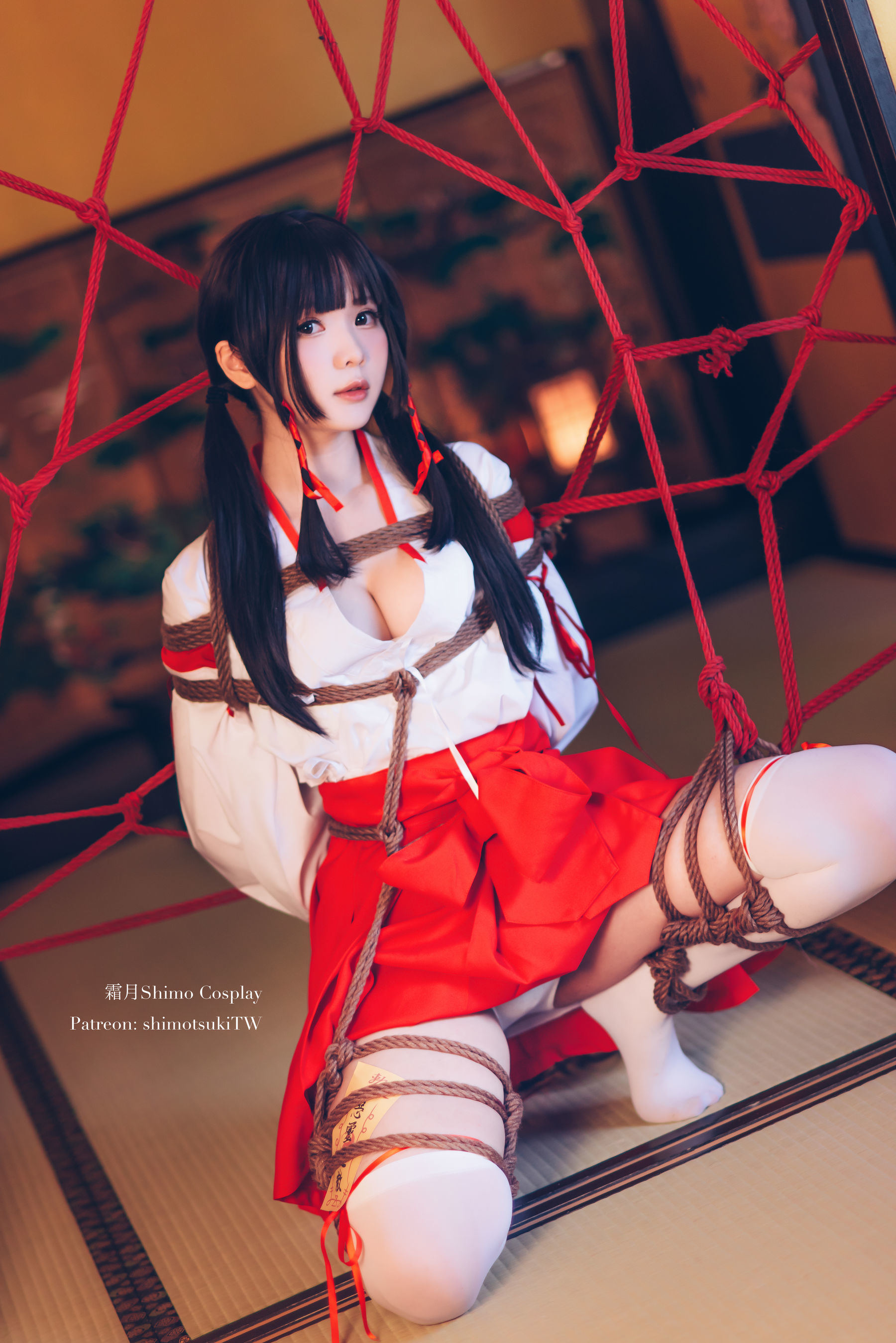 Internet Celebrity Coser Photobook] Weibo Girl Shuangyue Shimo - Shrine Maiden Bondage