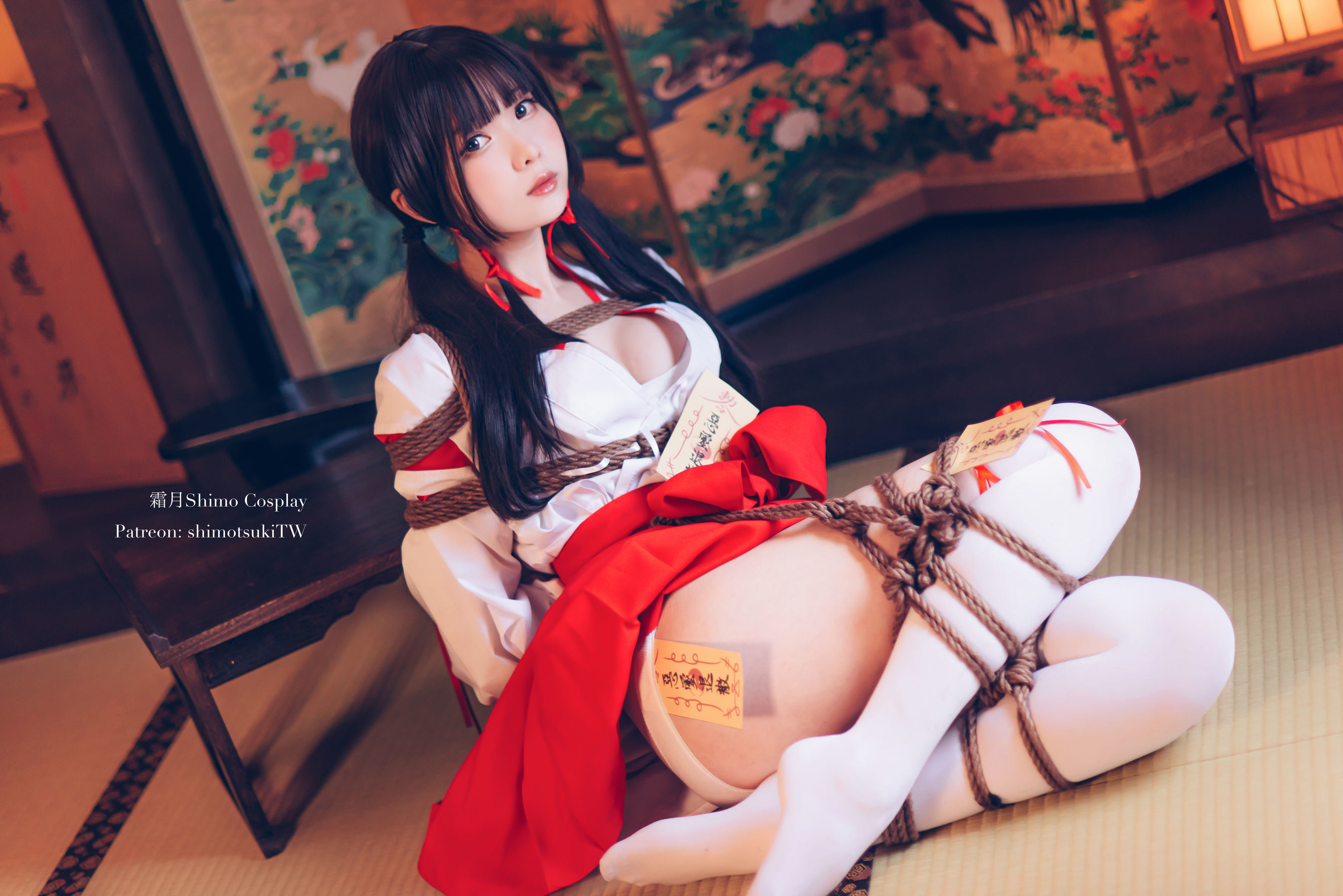 Internet Celebrity Coser Photobook] Weibo Girl Shuangyue Shimo - Shrine Maiden Bondage