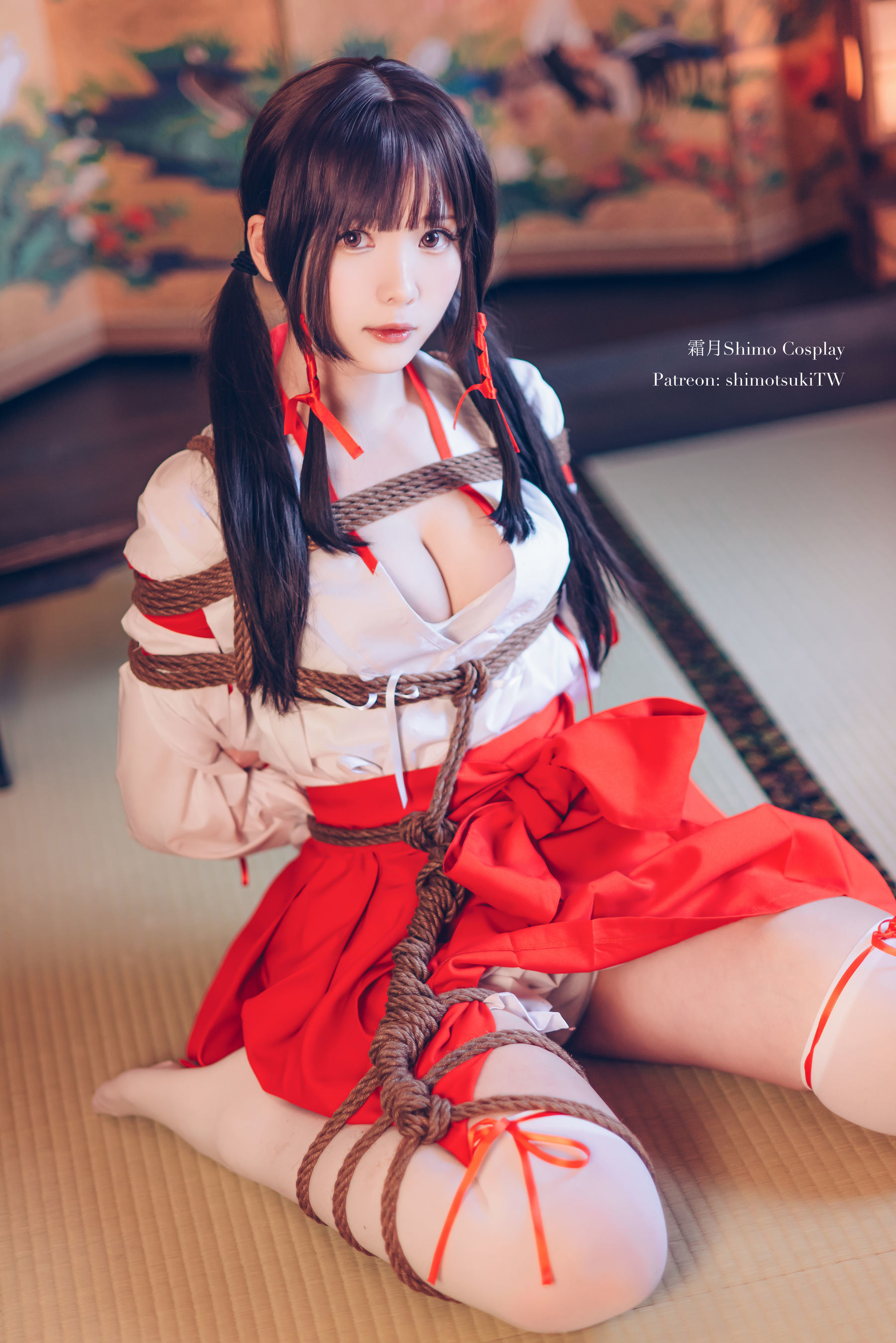 Internet Celebrity Coser Photobook] Weibo Girl Shuangyue Shimo - Shrine Maiden Bondage