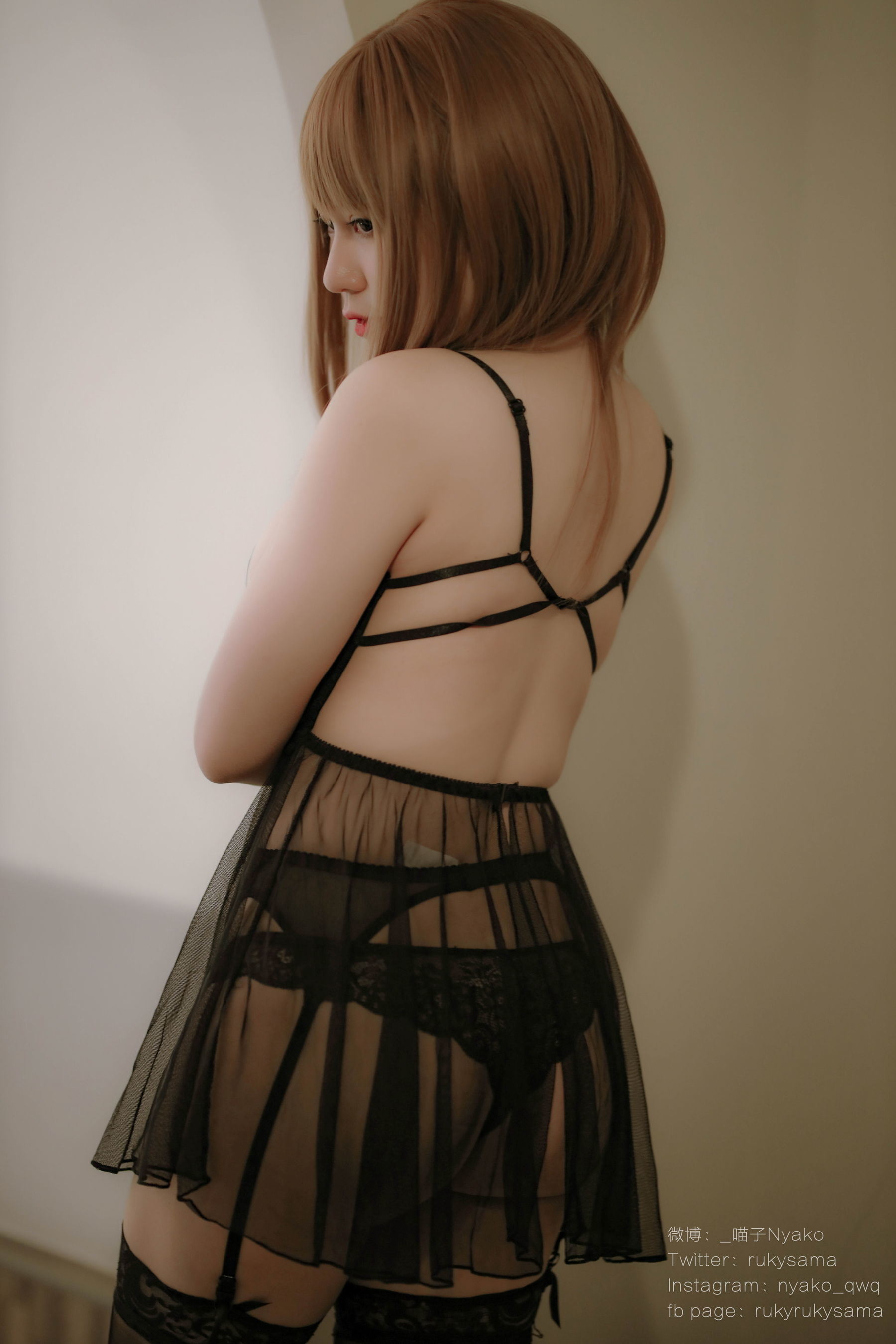 왕홍 COSER 사진] 귀여운 소녀 냐코 미야오지 - 온천 여행: 검은 섹시 레이스 잠옷