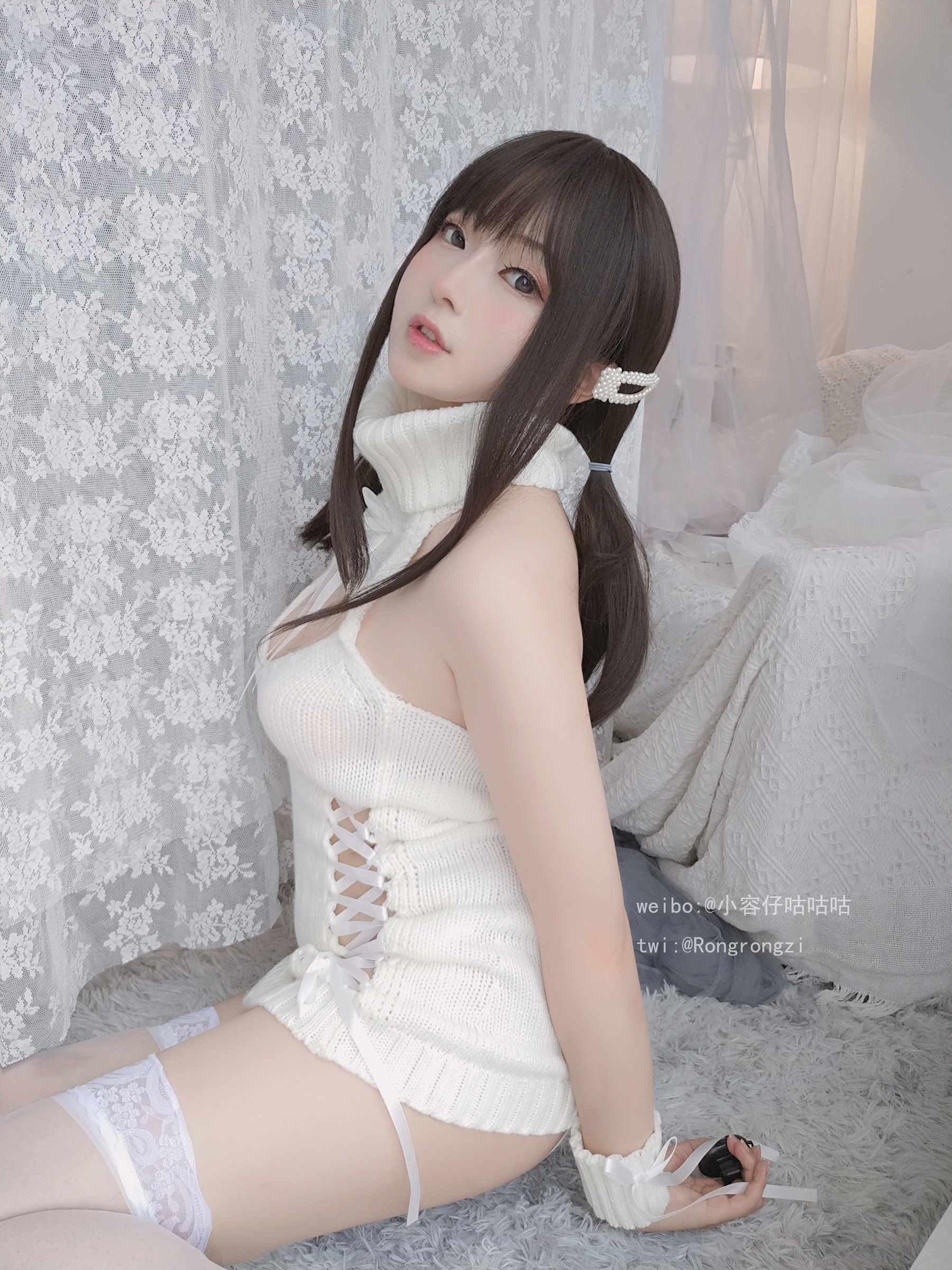 Net Red Coser Bộ ảnh] Tiểu Dung Tử Gu Gu Gu - Áo len trắng tinh