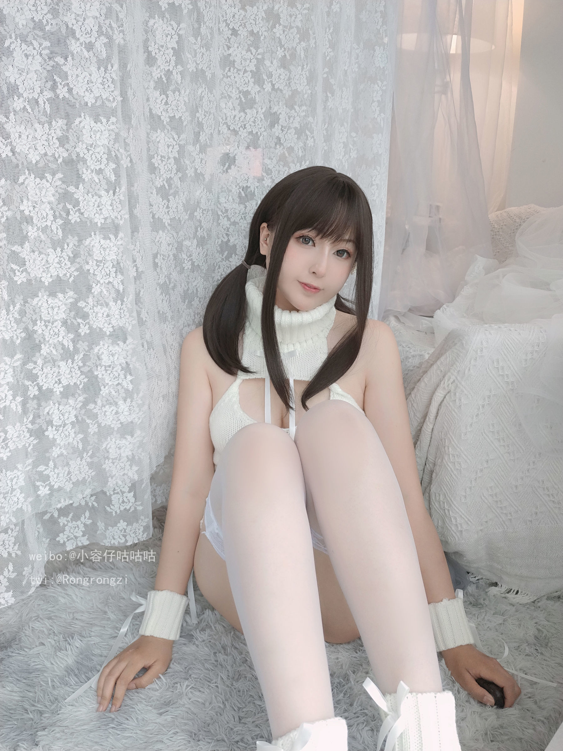 Internet Celebrity Coser Photobook] Xiao Rong Zi Gu Gu Gu - Pure White Sweater