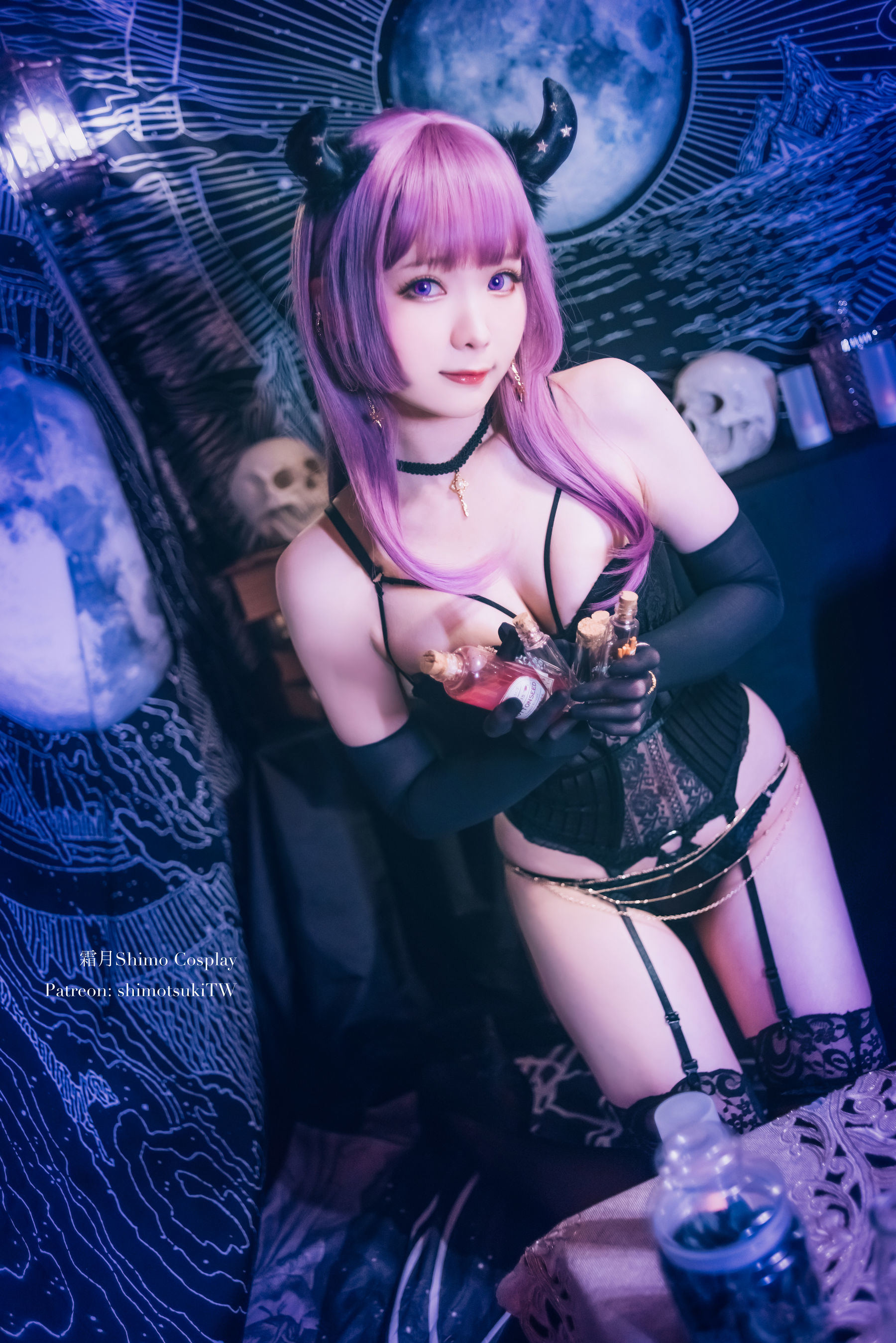 網紅 COSER 寫真] 微博妹紙霜月詩莫 - 內衣