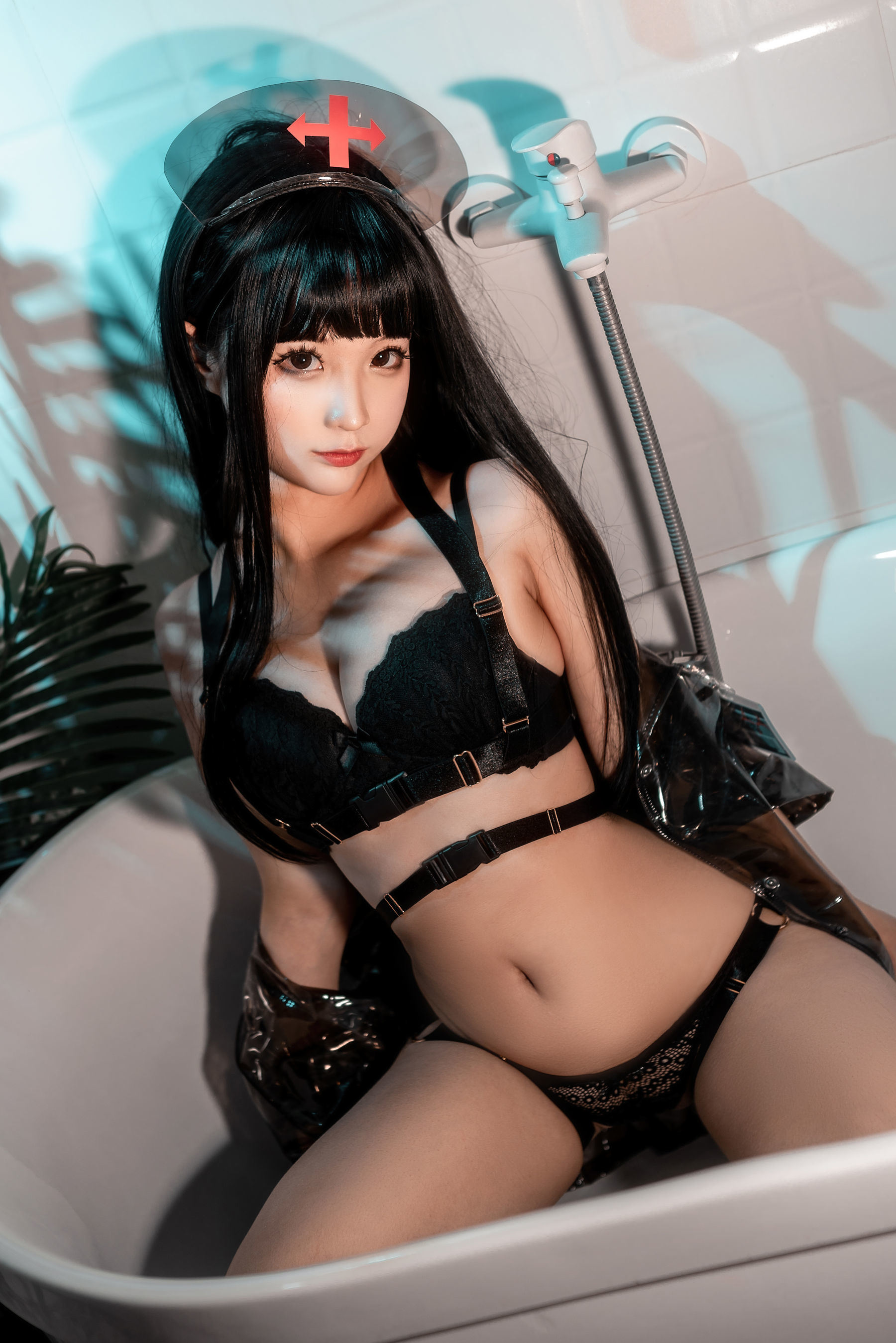 Internet Celebrity Cosplayer Photobook] Anime Blogger Chun Mo Mo - Latex Nurse Black