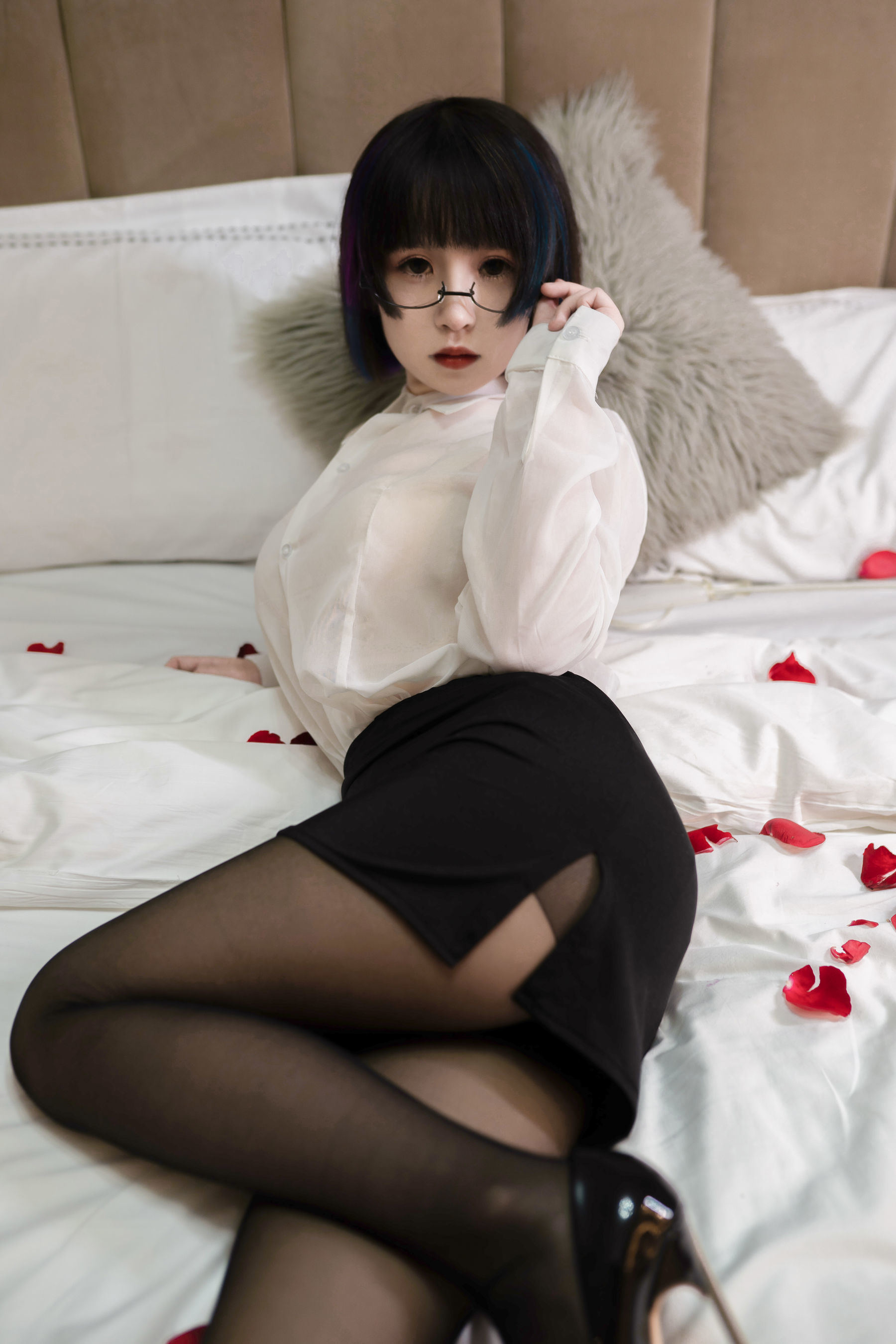 Internet Celebrity Coser Photobook] Beautiful Girl Yun Zai - Enchanting Little Secretary
