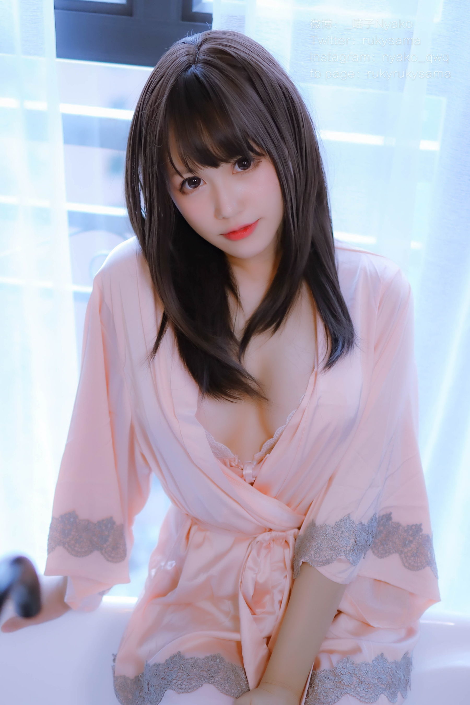 網紅COSER寫真] 萌妹子Nyako喵子 - 妄想女友的同居生活 之 粉嫩絲綢睡衣