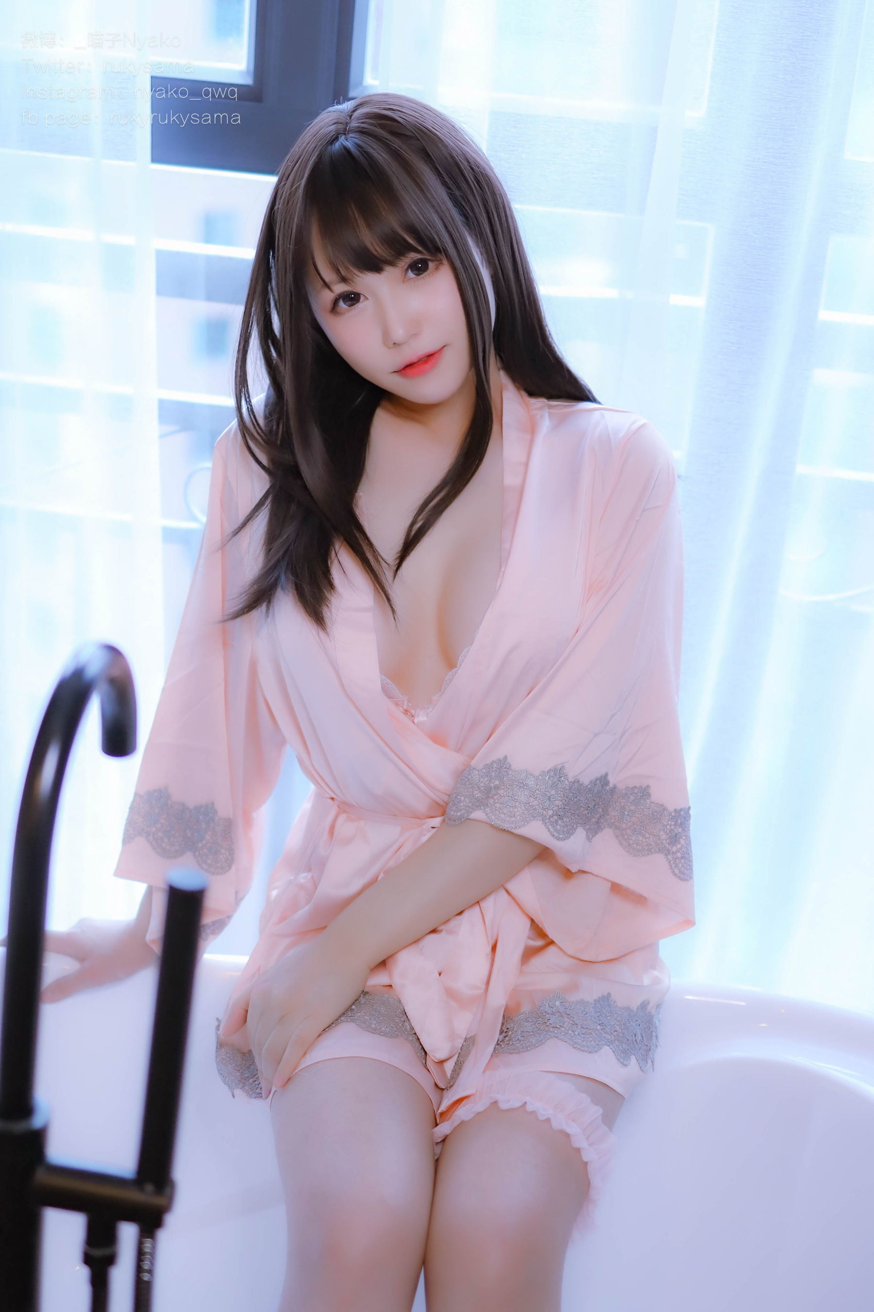 網紅COSER寫真] 萌妹子Nyako喵子 - 妄想女友的同居生活 之 粉嫩絲綢睡衣