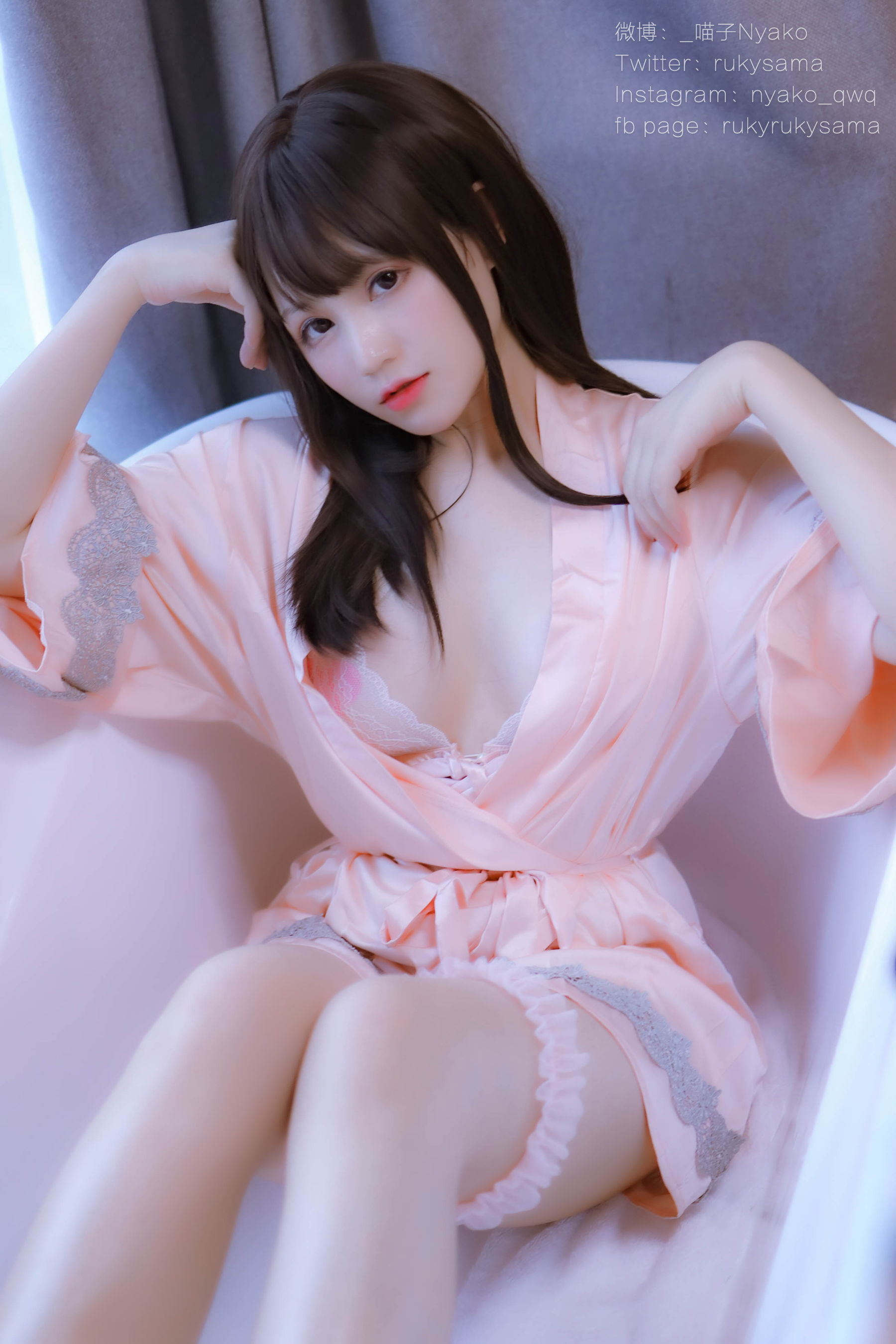 網紅COSER寫真] 萌妹子Nyako喵子 - 妄想女友的同居生活 之 粉嫩絲綢睡衣