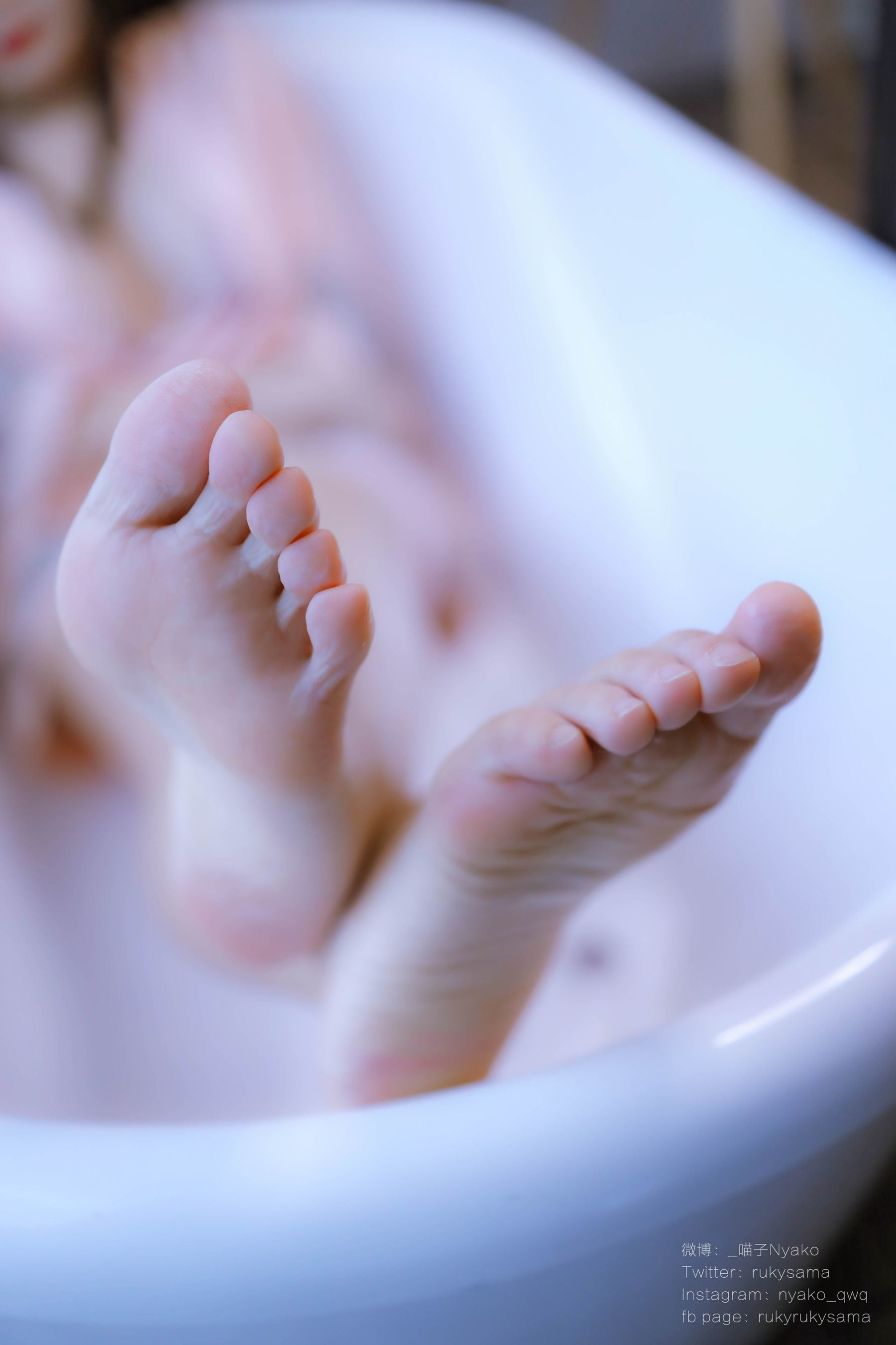 網紅COSER寫真] 萌妹子Nyako喵子 - 妄想女友的同居生活 之 粉嫩絲綢睡衣