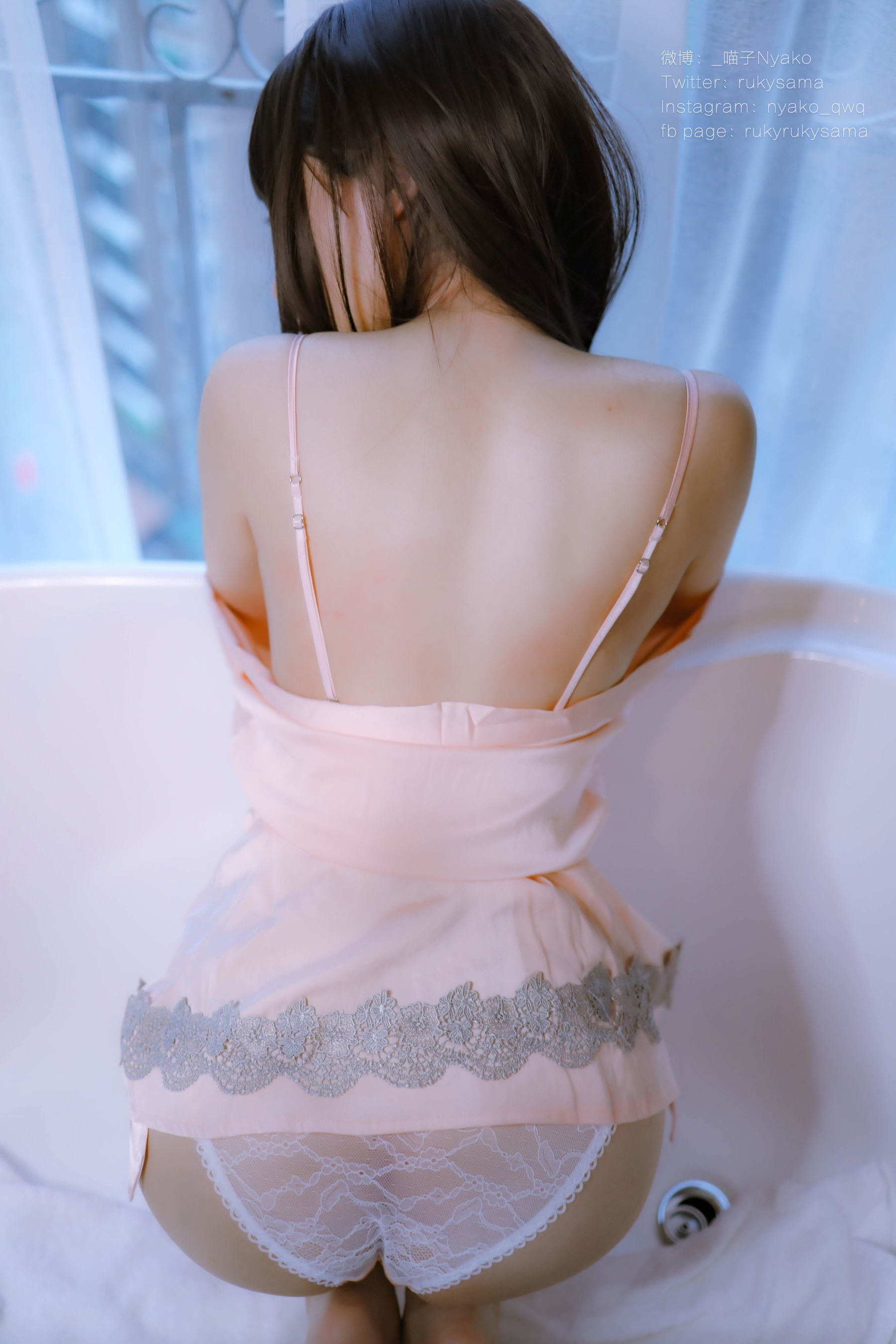 網紅COSER寫真] 萌妹子Nyako喵子 - 妄想女友的同居生活 之 粉嫩絲綢睡衣