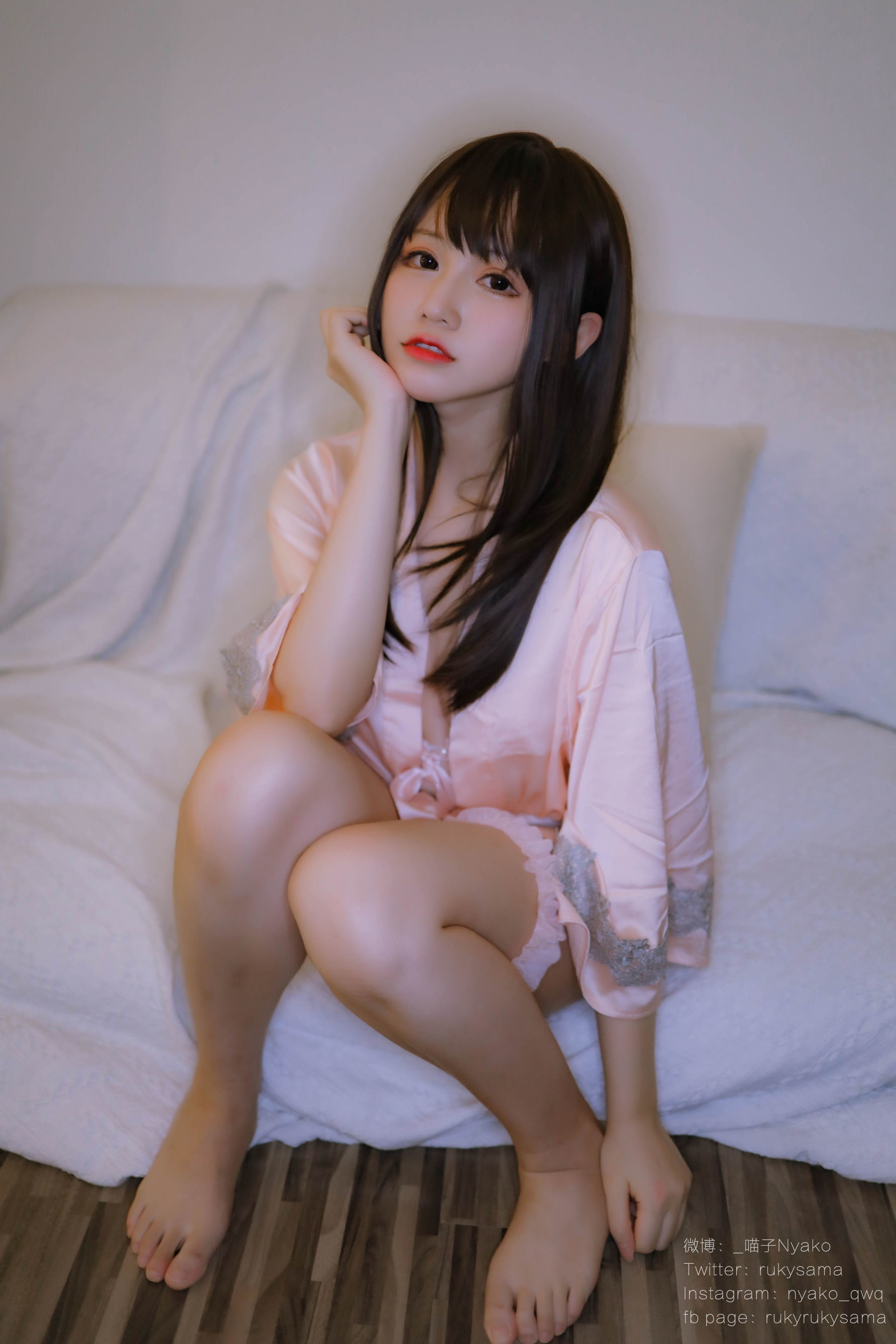 Internet Celebrity Cosplayer Photobook] Cute Girl Nyako Miaozi - Delusional Girlfriend Cohabitation Life: Pink Tender Silk Pajamas