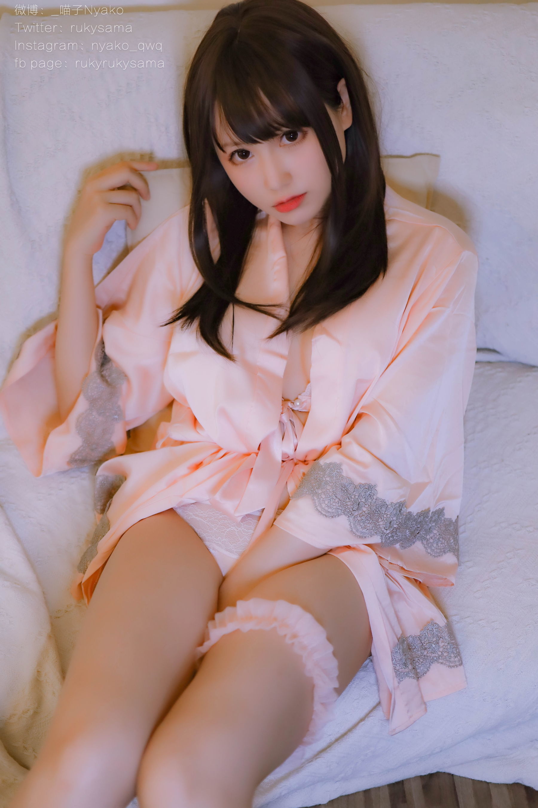 Internet Celebrity Cosplayer Photobook] Cute Girl Nyako Miaozi - Delusional Girlfriend Cohabitation Life: Pink Tender Silk Pajamas