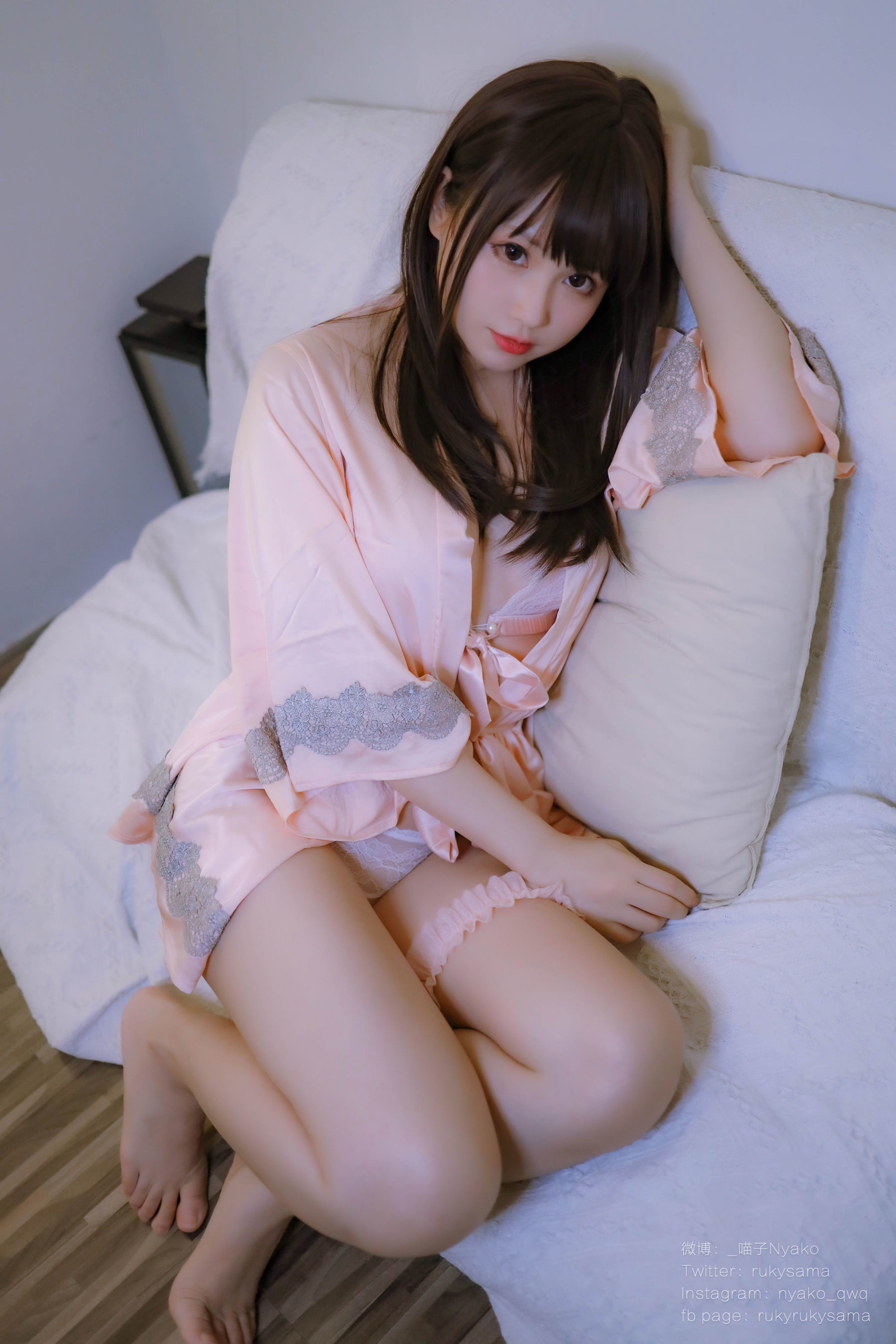 Internet Celebrity Cosplayer Photobook] Cute Girl Nyako Miaozi - Delusional Girlfriend Cohabitation Life: Pink Tender Silk Pajamas