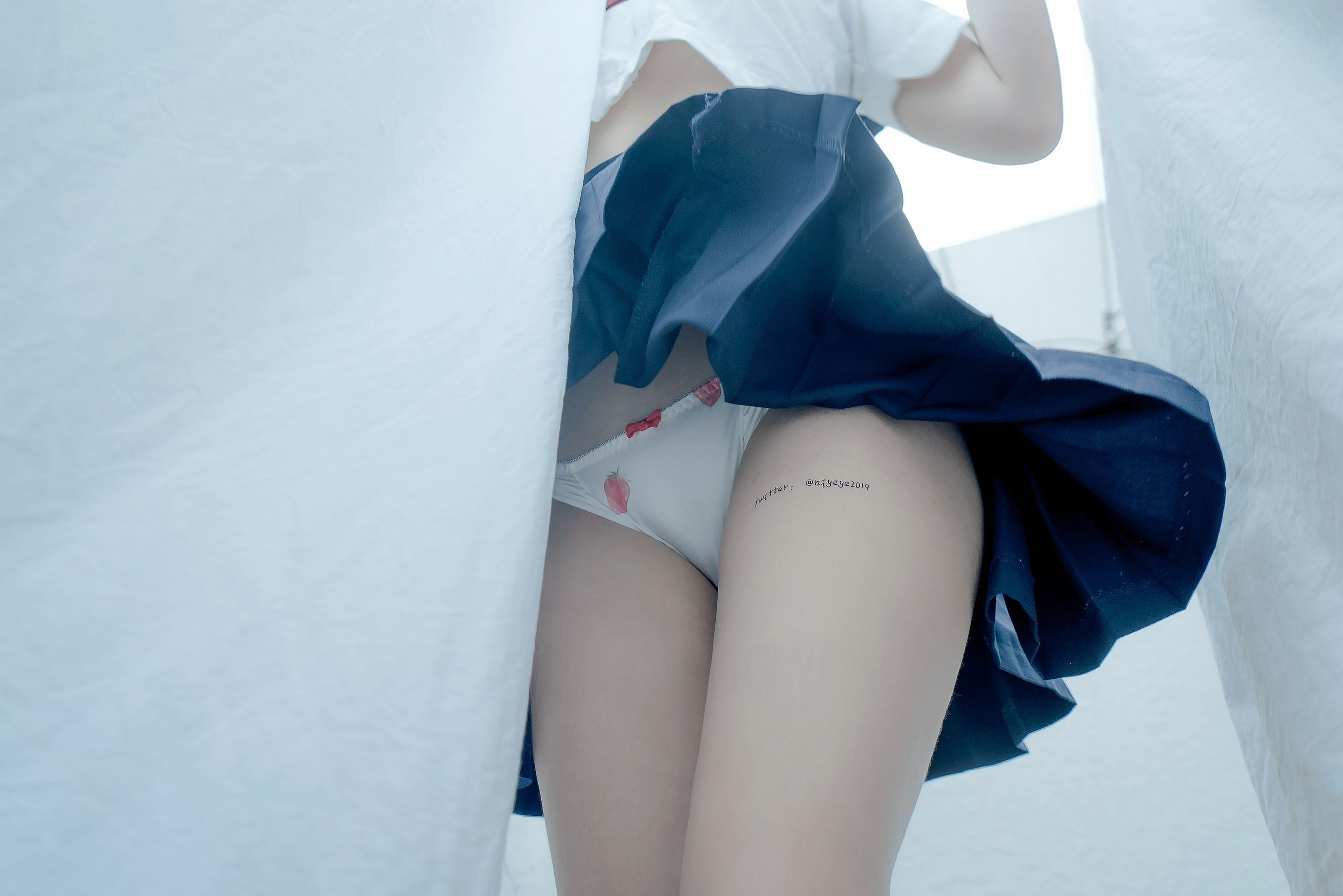 [网红COSER写真] 萌系小姐姐-白烨- - 天台