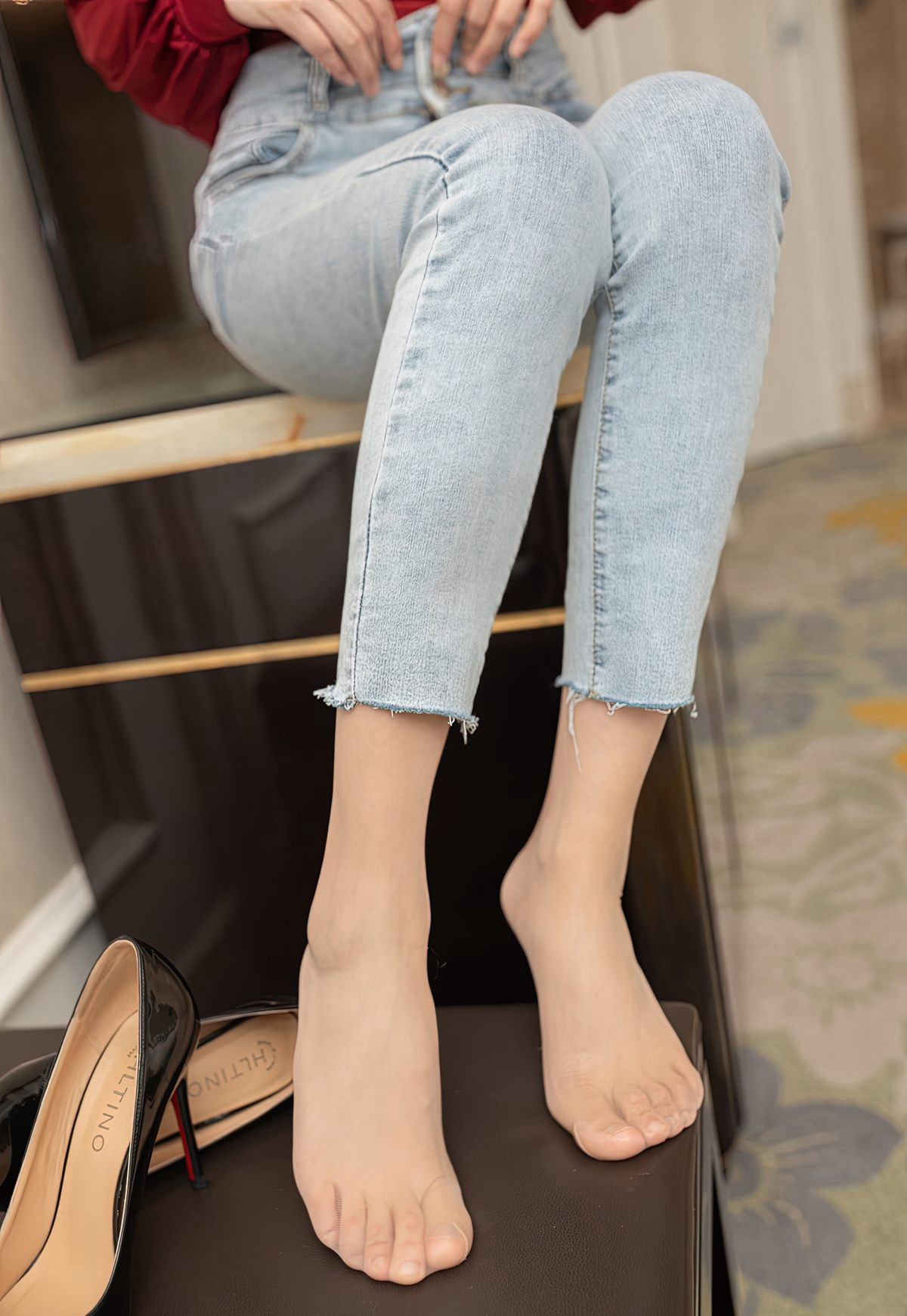 陸萱萱のセクシーなタイトジーンズでお尻を上げた扇情的なポーズの肉色ストッキングの写真