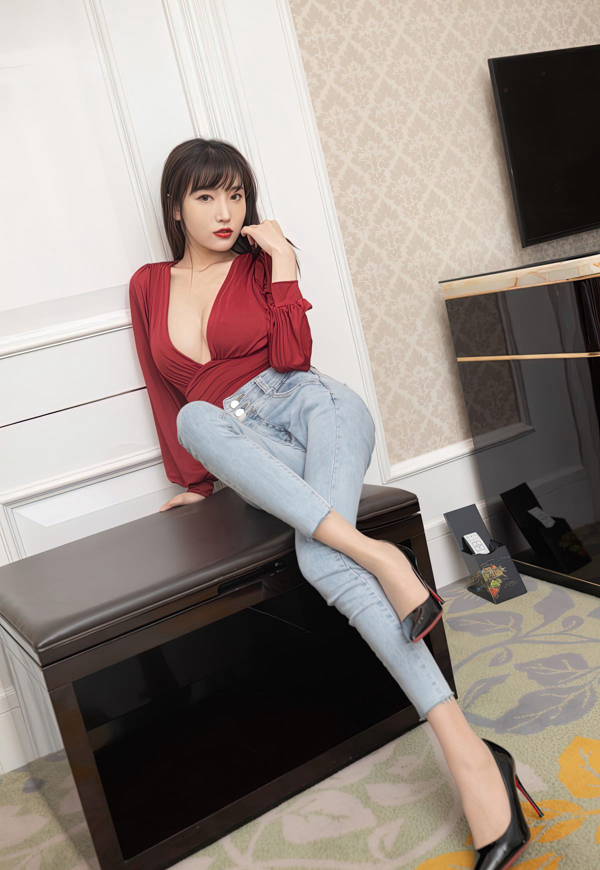 陸萱萱のセクシーなタイトジーンズでお尻を上げた扇情的なポーズの肉色ストッキングの写真