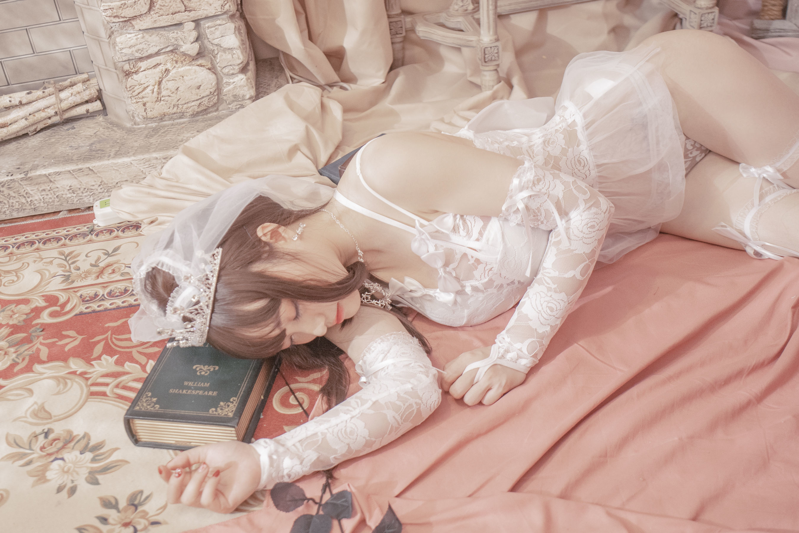 Internet Celebrity Coser Photobook] Anime Blogger Mizuki Removing Tail - Wedding Dress