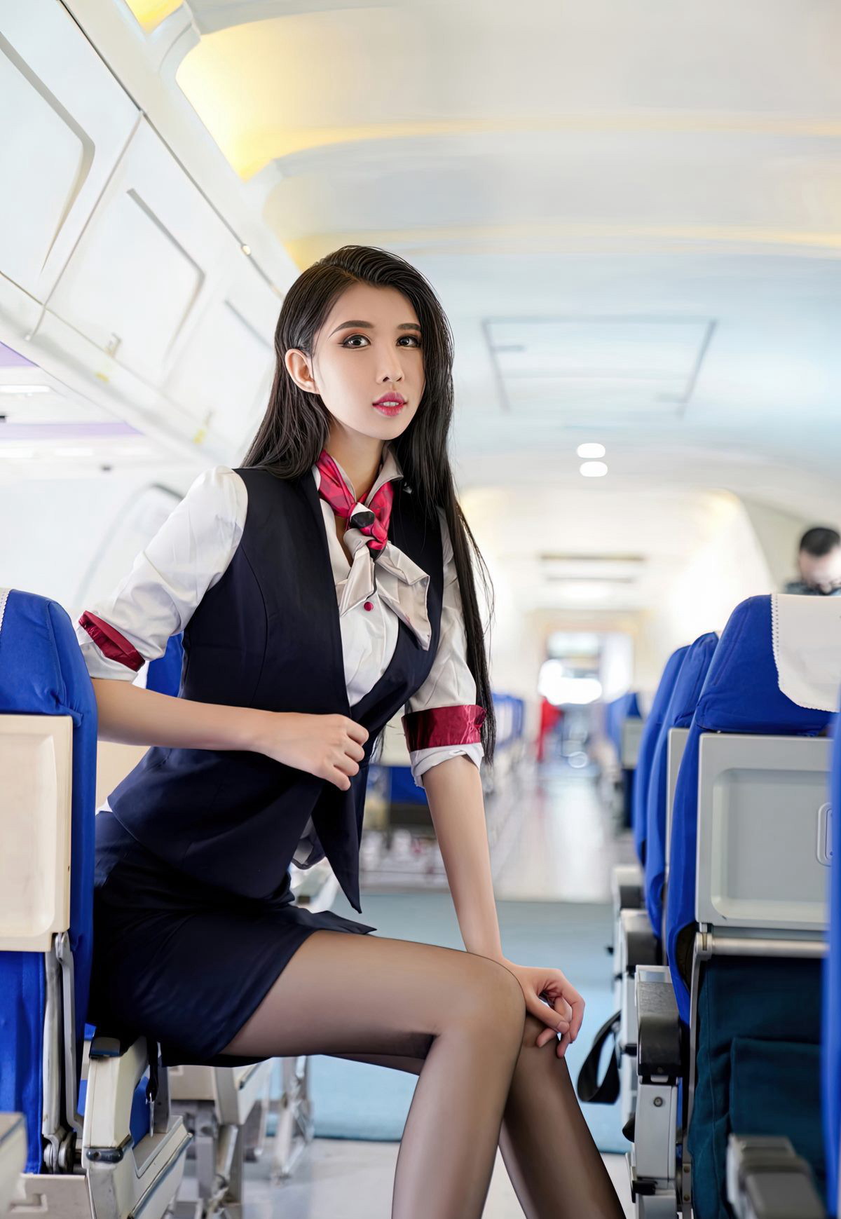 Tiếp viên hàng không gợi cảm mặc tất đen, đôi chân cực phẩm, trên máy bay với đồng phục quyến rũ và mông đẹp cực phẩm.