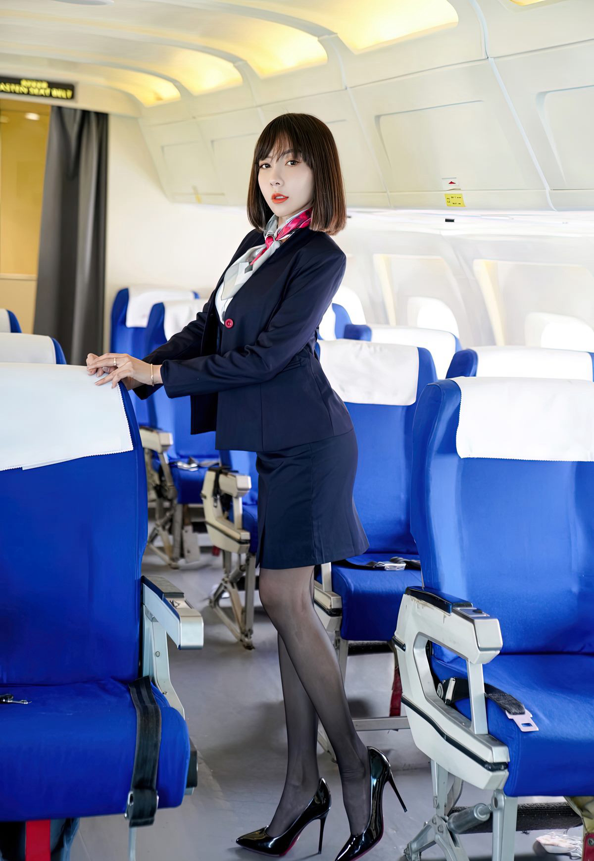 性感黑絲空姐極品美腿飛機上風騷制服誘惑極品美臀