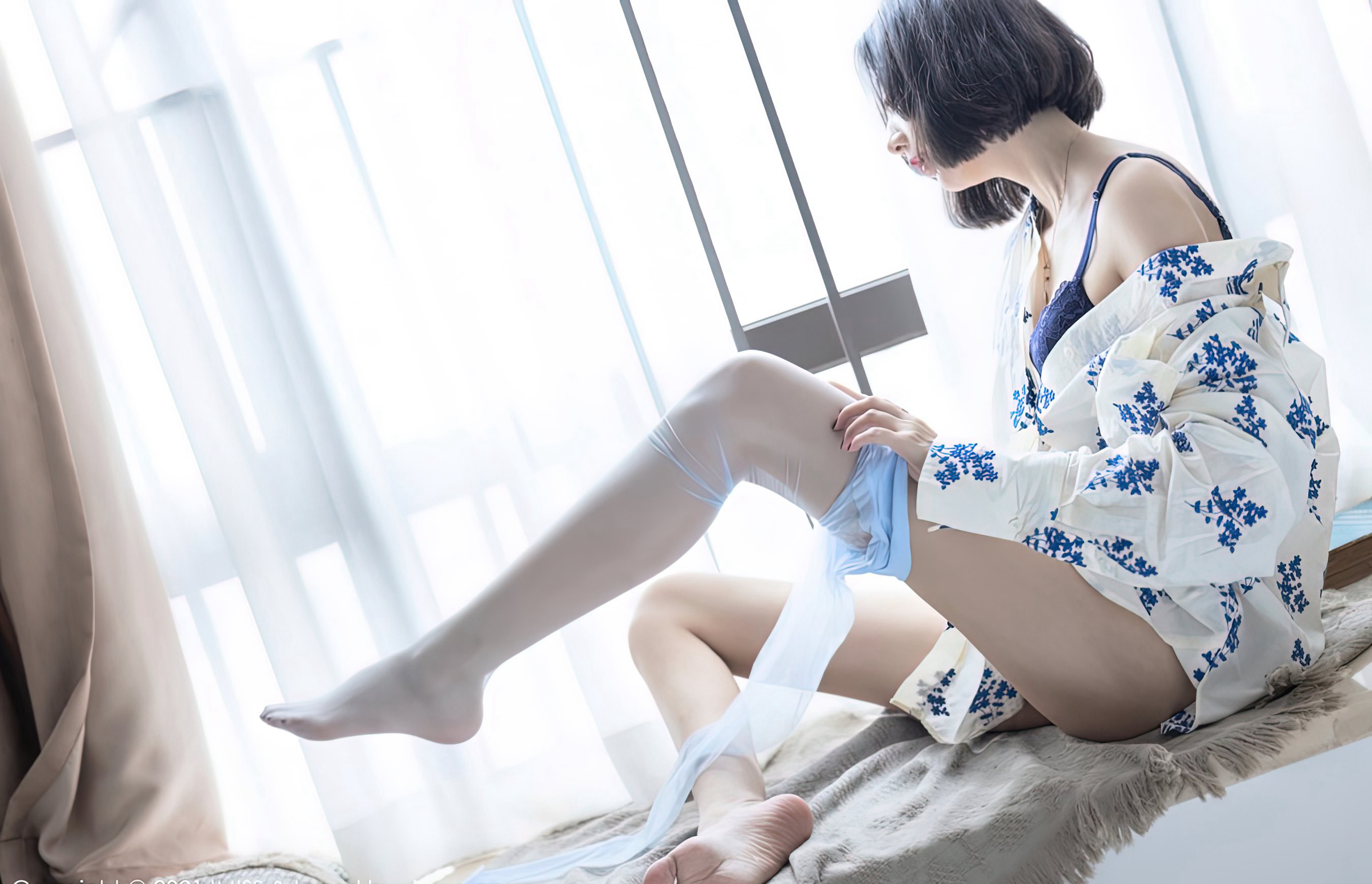 爱มีเช ระดับพรีเมียม สาวผมสั้นสวยเซ็กซี่ ถุงน่องสีเทา ขายาว เย้ายวน เท้าสวย รูปภาพความคมชัดสูง