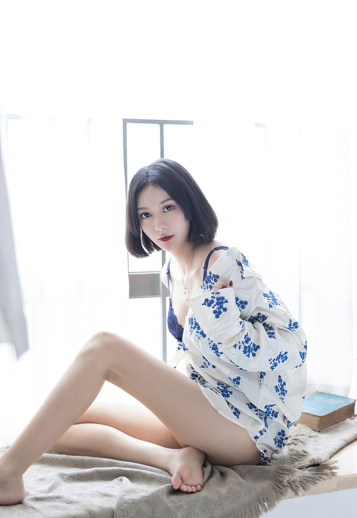 爱มีเช ระดับพรีเมียม สาวผมสั้นสวยเซ็กซี่ ถุงน่องสีเทา ขายาว เย้ายวน เท้าสวย รูปภาพความคมชัดสูง