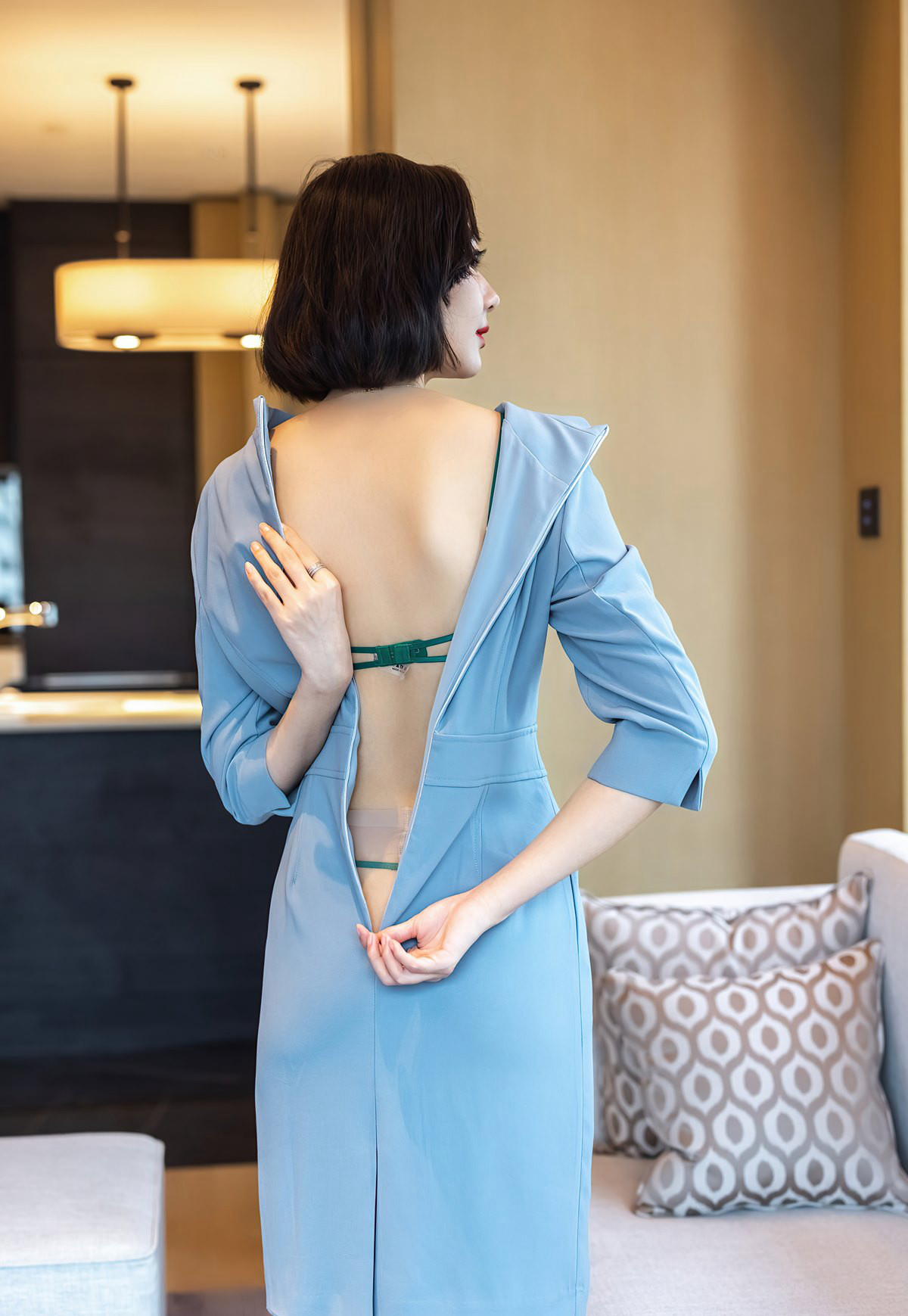 เอมิเช สาวเซ็กซี่สวย ถอดถุงเท้าแบบเซ็กซี่ ถุงเท้าเนื้อ ส้นสูง ขาเรียบเนียนสวย เซ็กซี่ผมสั้น ท่าทางชวนหลงใหล