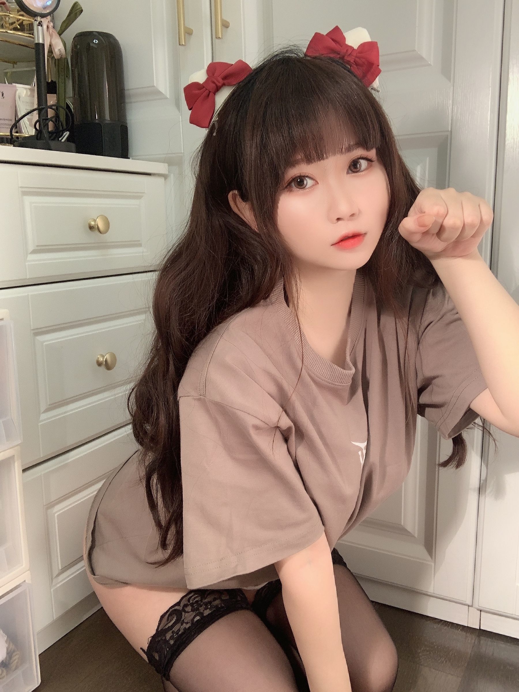 網紅COSER寫真] 蜜桃少女是依醬呀 - T恤底下