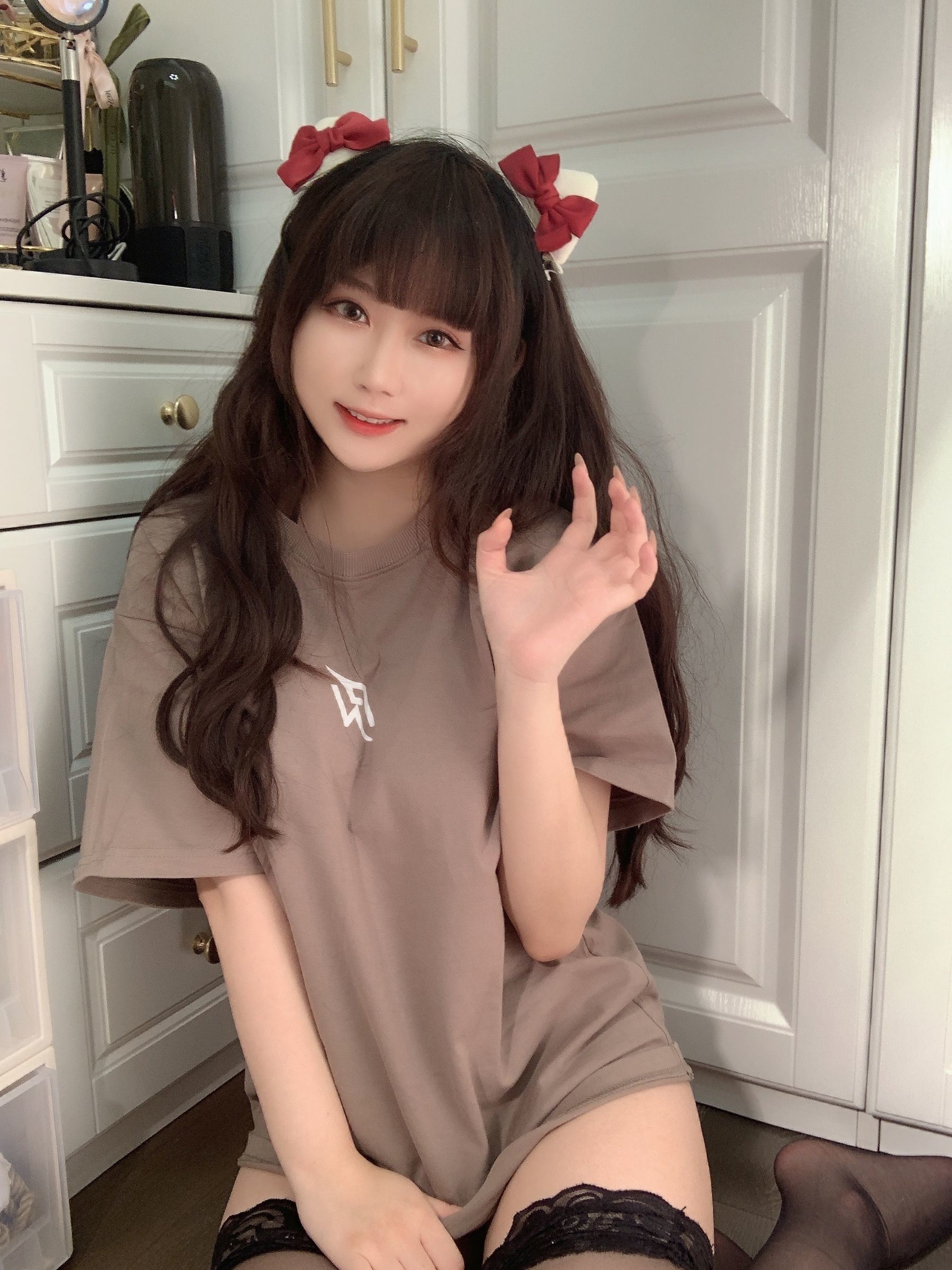 網紅COSER寫真] 蜜桃少女是依醬呀 - T恤底下