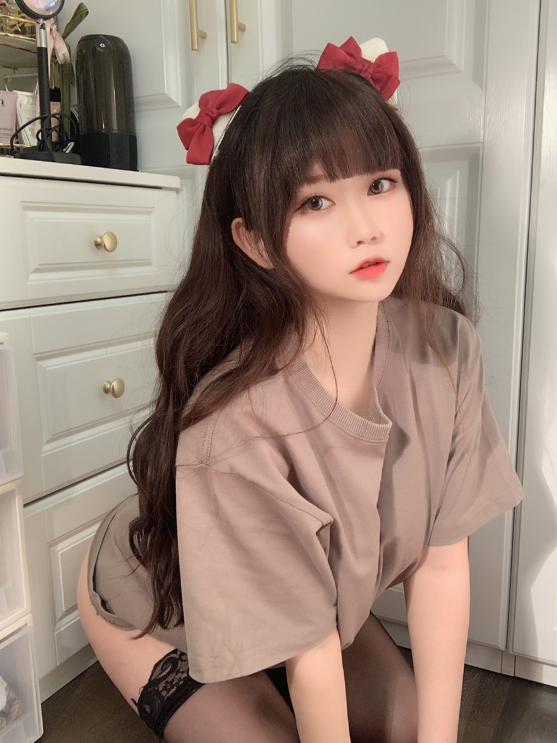 網紅COSER寫真] 蜜桃少女是依醬呀 - T恤底下