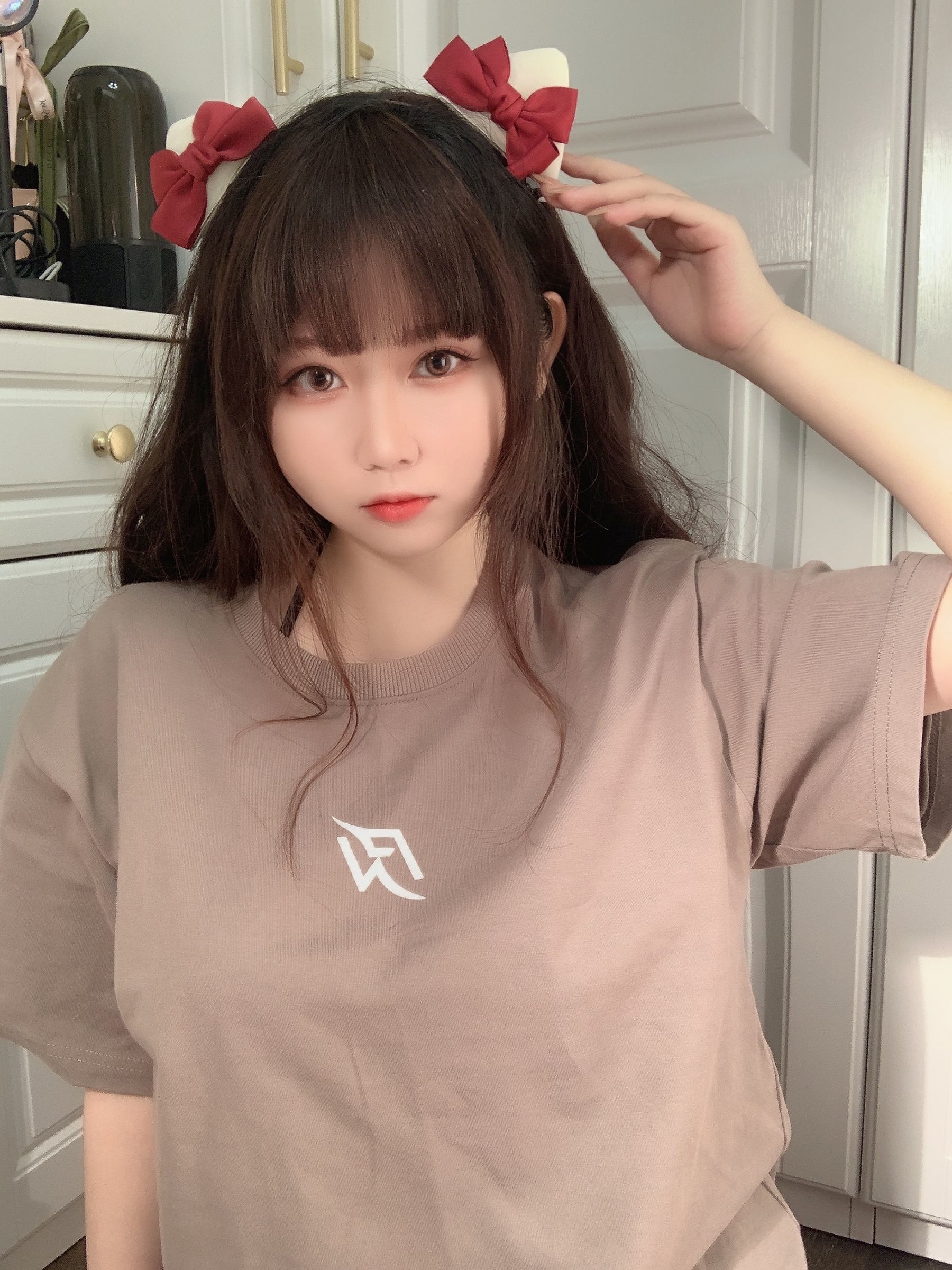網紅COSER寫真] 蜜桃少女是依醬呀 - T恤底下