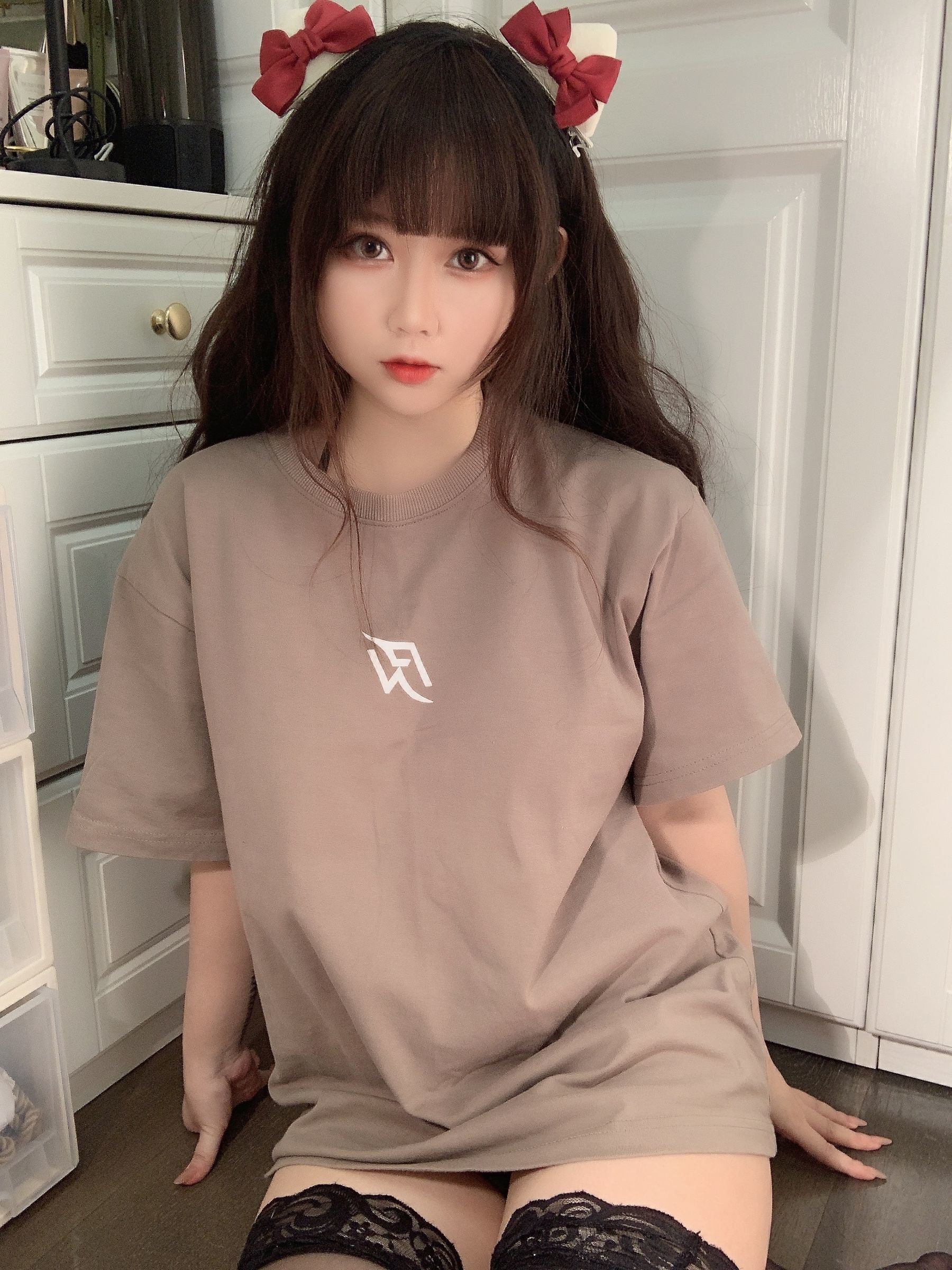 網紅COSER寫真] 蜜桃少女是依醬呀 - T恤底下
