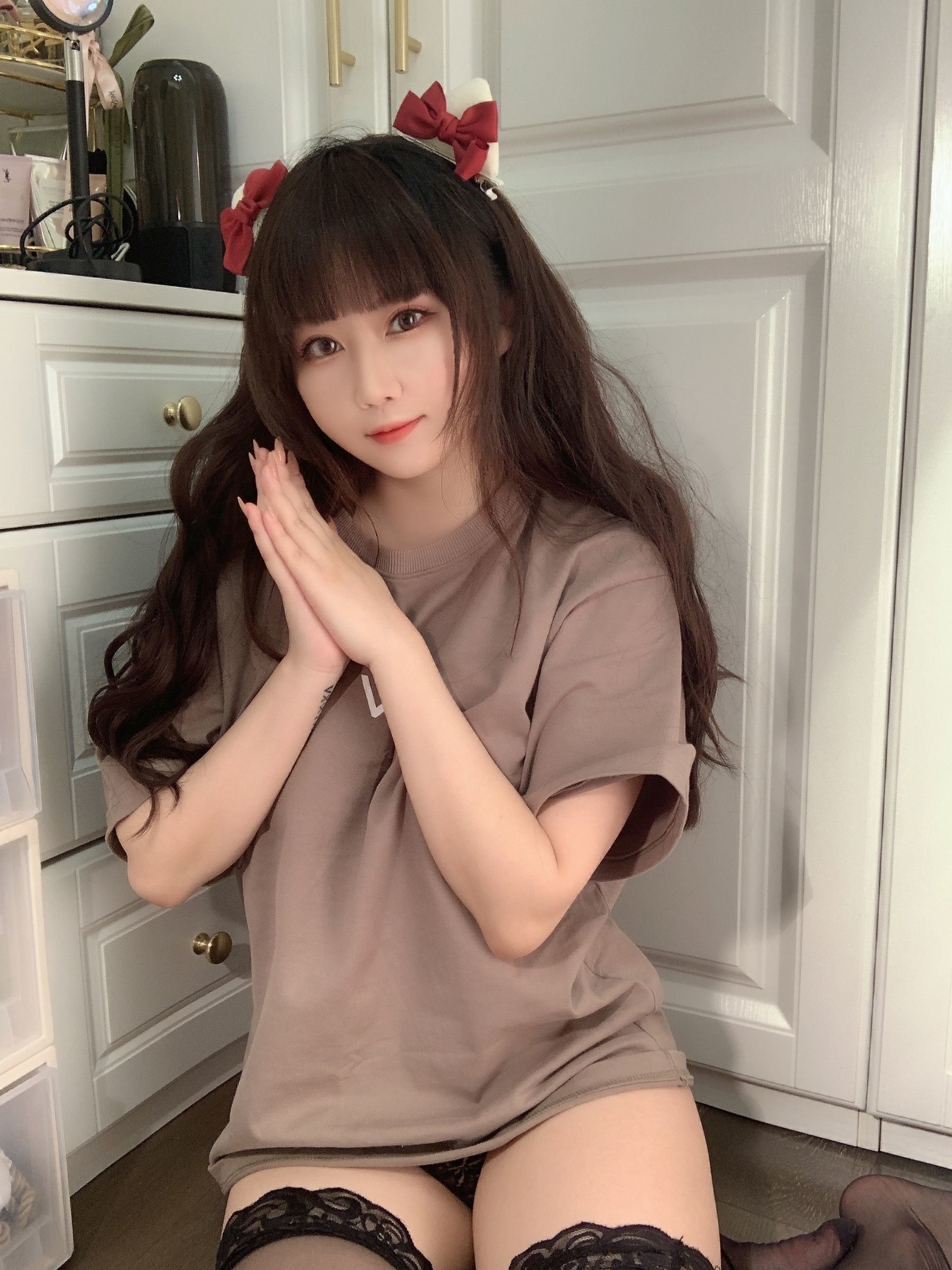 網紅COSER寫真] 蜜桃少女是依醬呀 - T恤底下