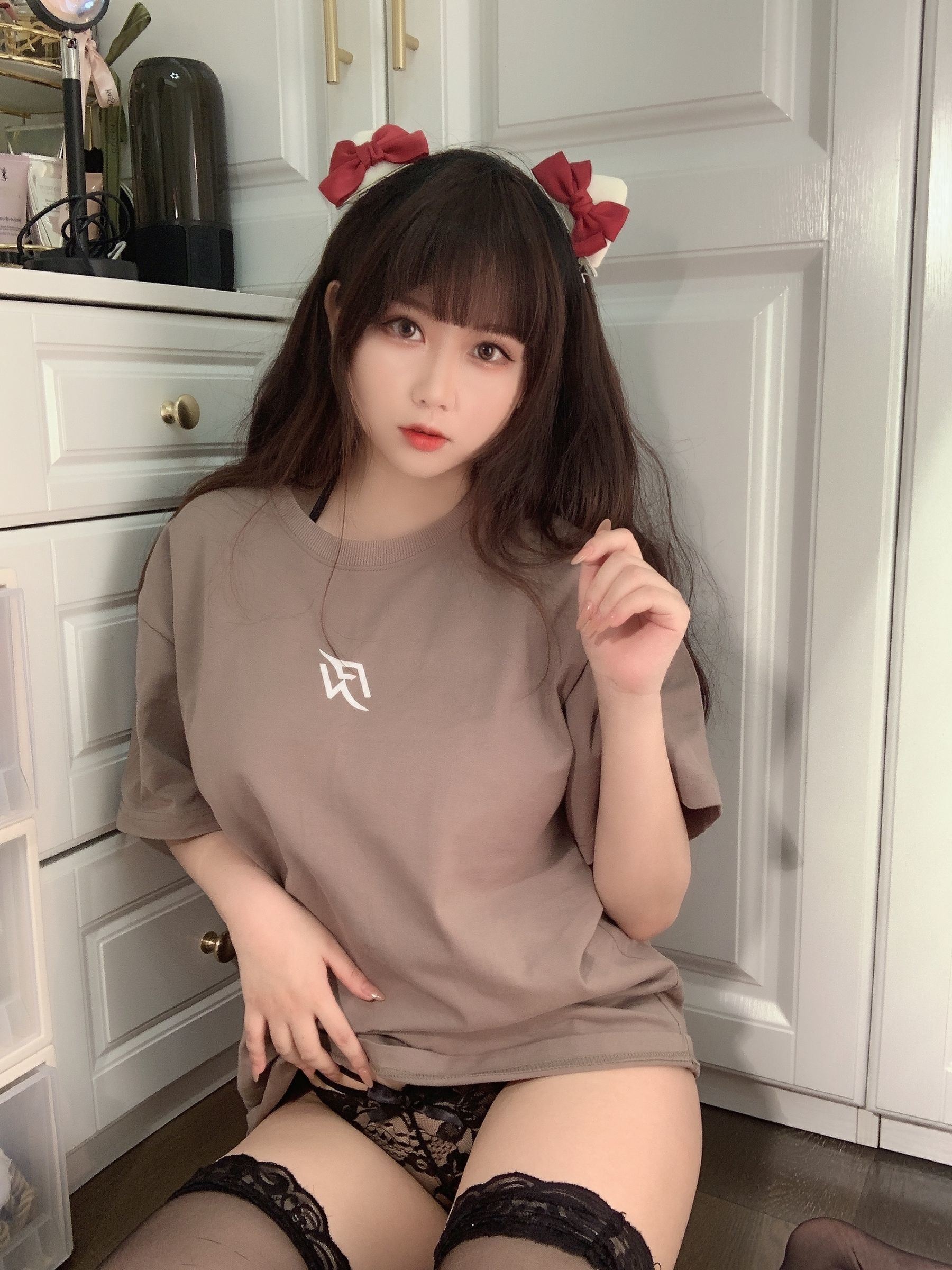 網紅COSER寫真] 蜜桃少女是依醬呀 - T恤底下