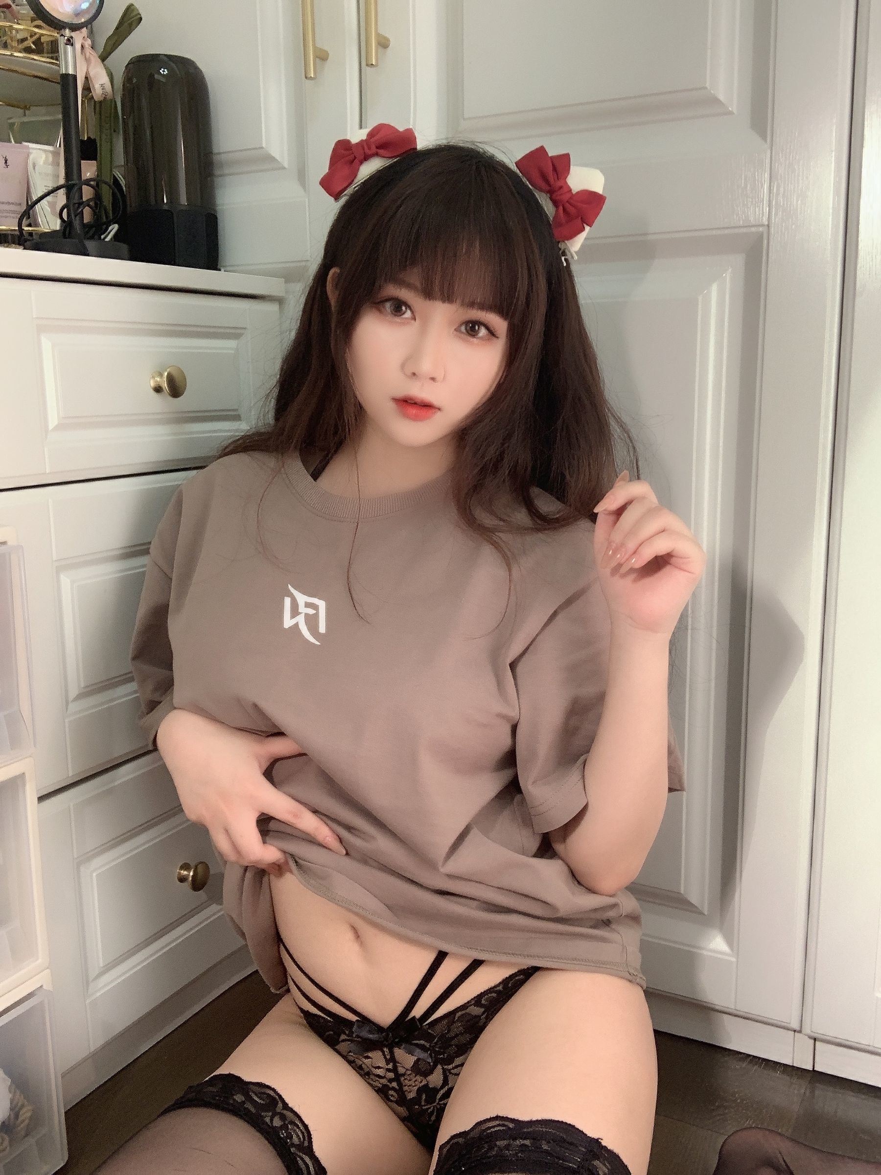 網紅COSER寫真] 蜜桃少女是依醬呀 - T恤底下