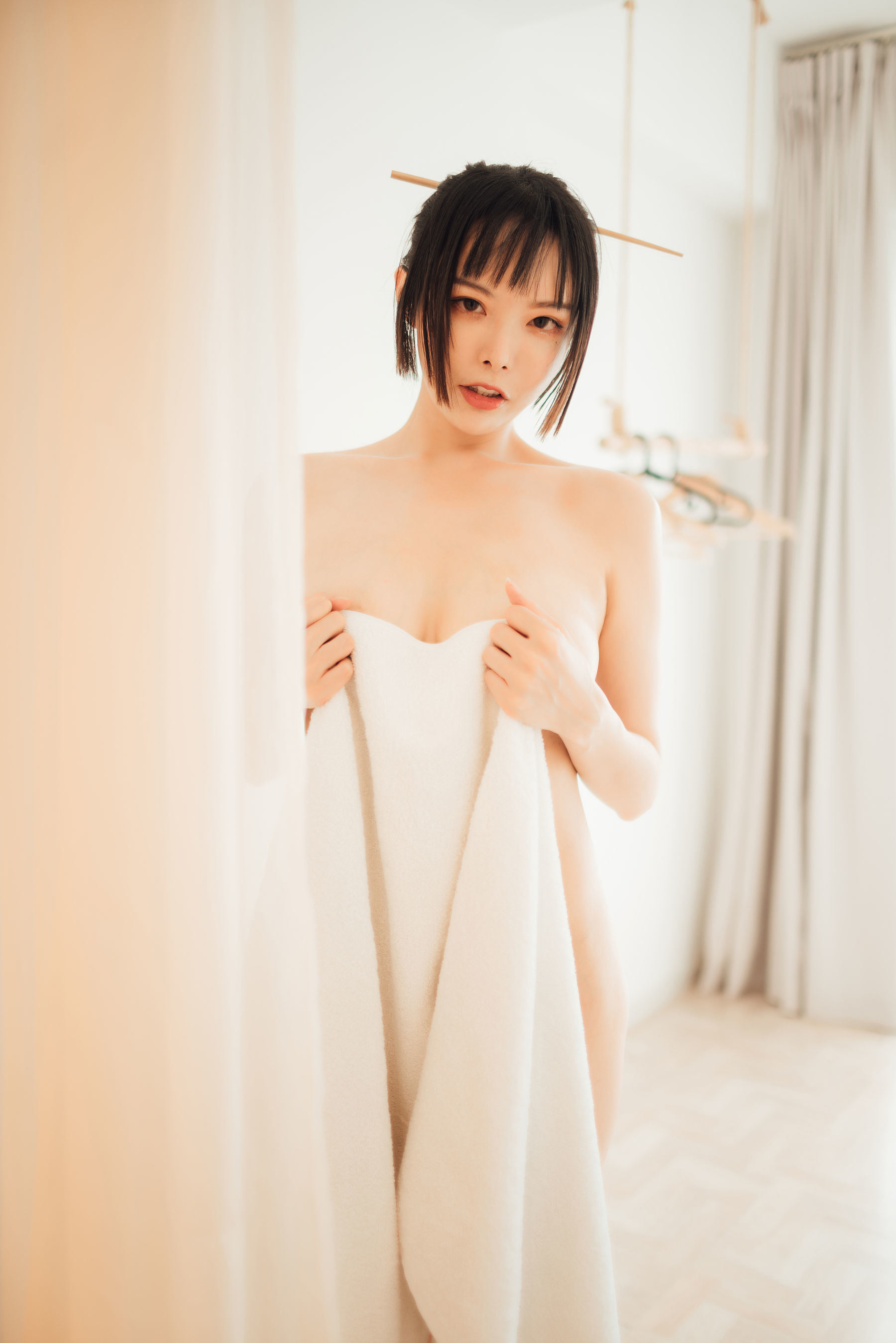 Internet Celebrity Cosplayer Photobook] Autumn and Corgi (Xia Xiao Qiu Qiu Qiu) - Bashan Night Rain
