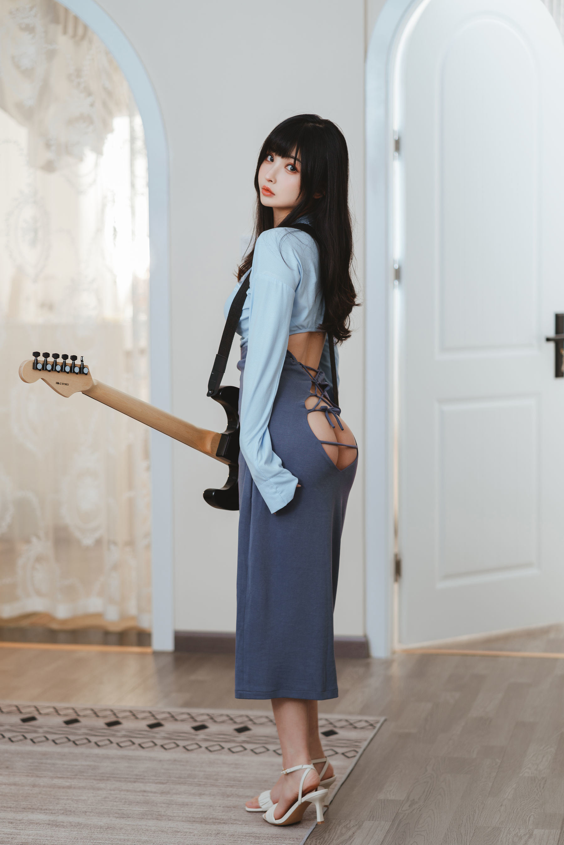Internet Celebrity Coser Photobook] COS Welfare Rioko Liang Liang Zi - Guitar Sister Tied Skirt