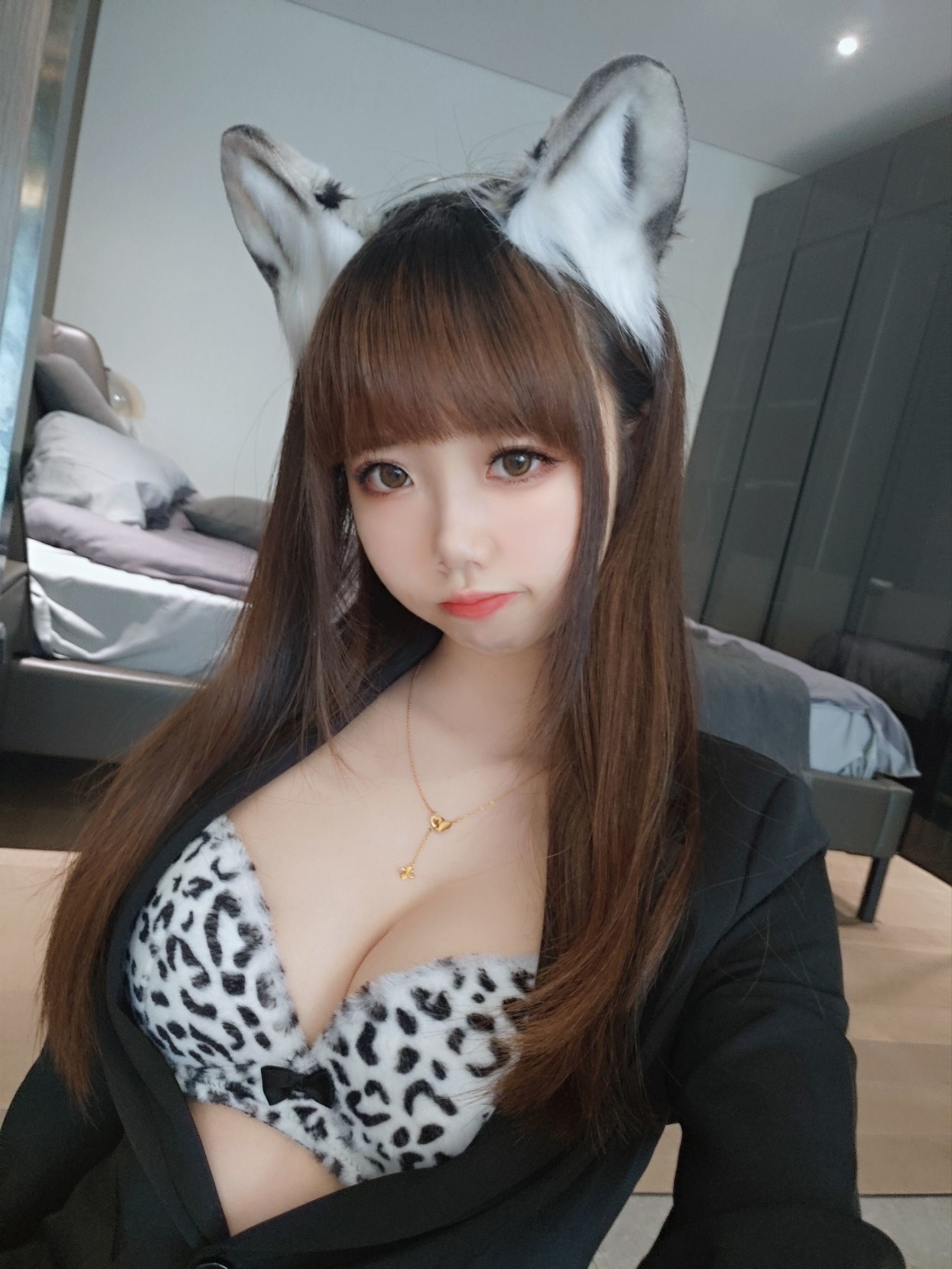 Internet Celebrity Coser Photobook] Cos Miss Xue Qi - Snow Leopard