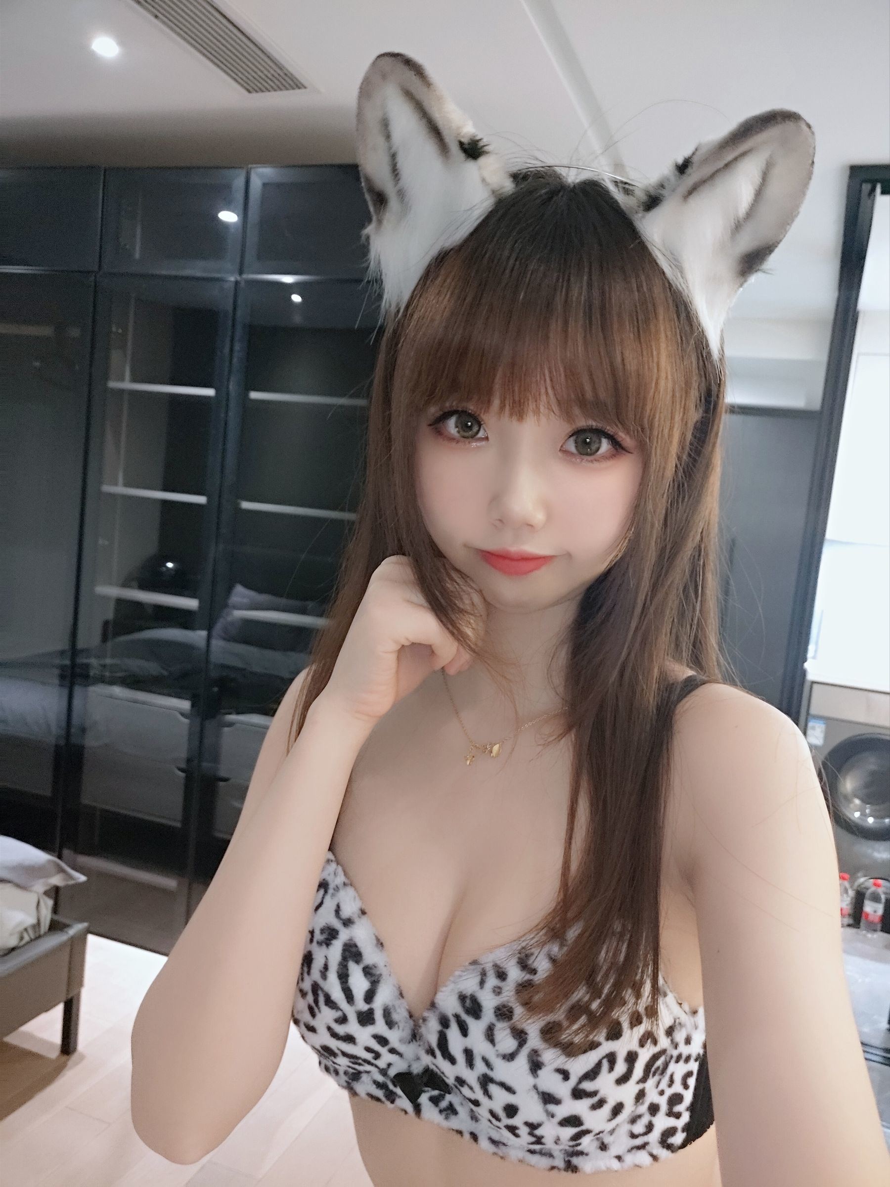 Internet Celebrity Coser Photobook] Cos Miss Xue Qi - Snow Leopard