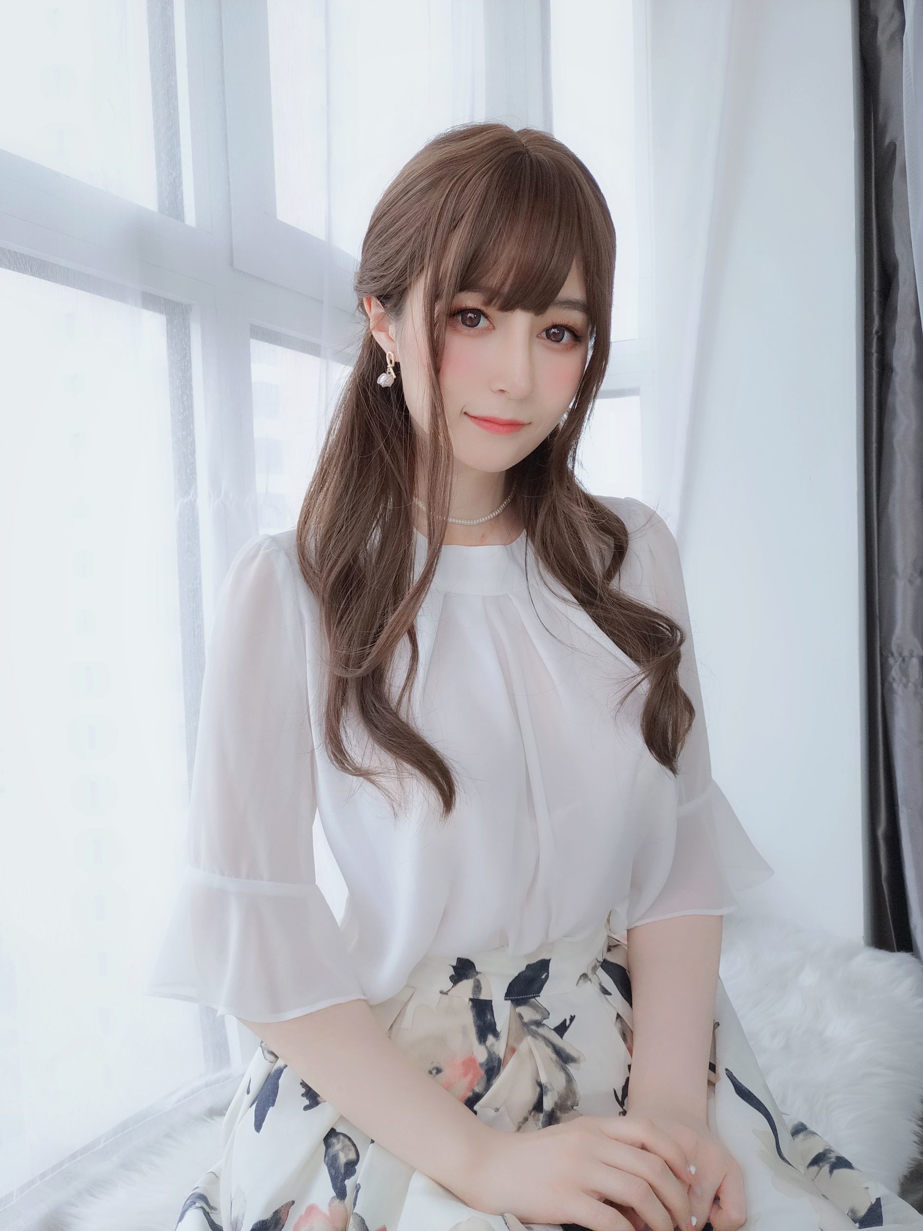 Ảnh Coser Ngôi sao mạng] Coser tiểu thư Bạc - Người vợ mặc tất lưới