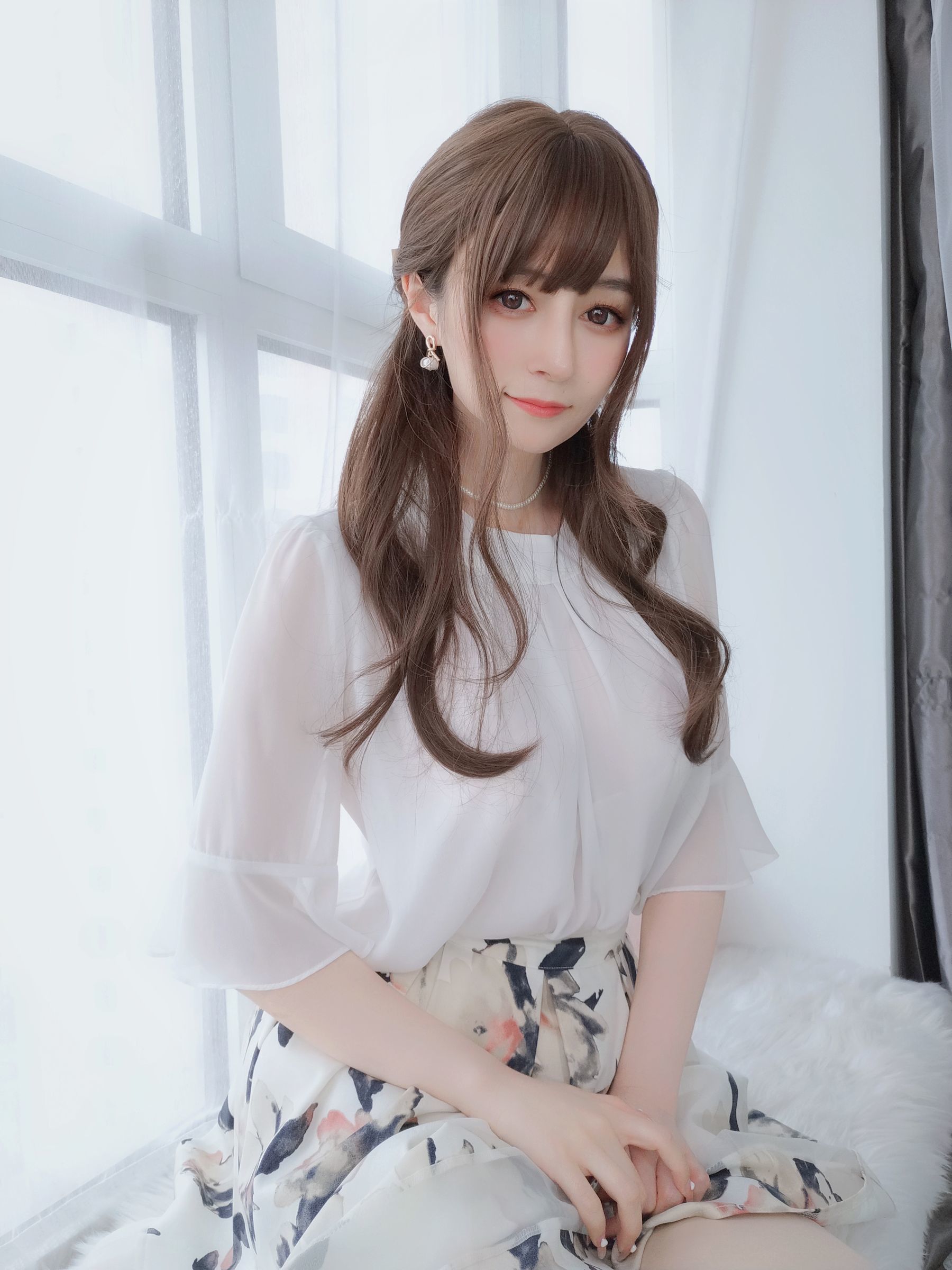 Ảnh Coser Ngôi sao mạng] Coser tiểu thư Bạc - Người vợ mặc tất lưới