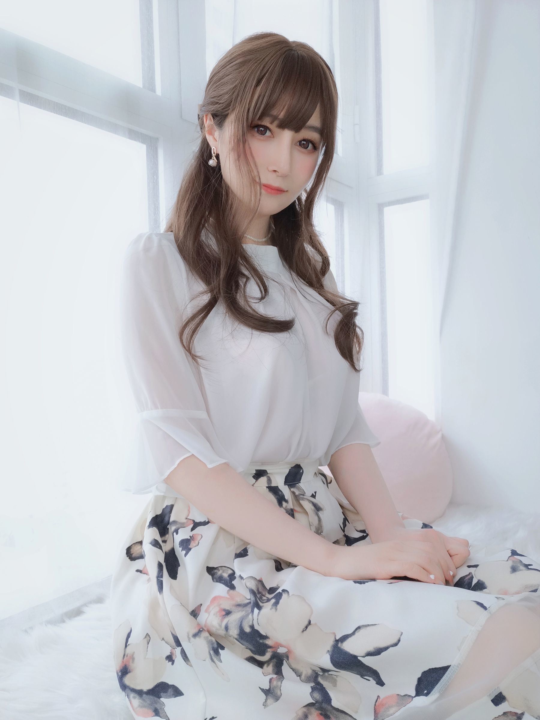 Ảnh Coser Ngôi sao mạng] Coser tiểu thư Bạc - Người vợ mặc tất lưới