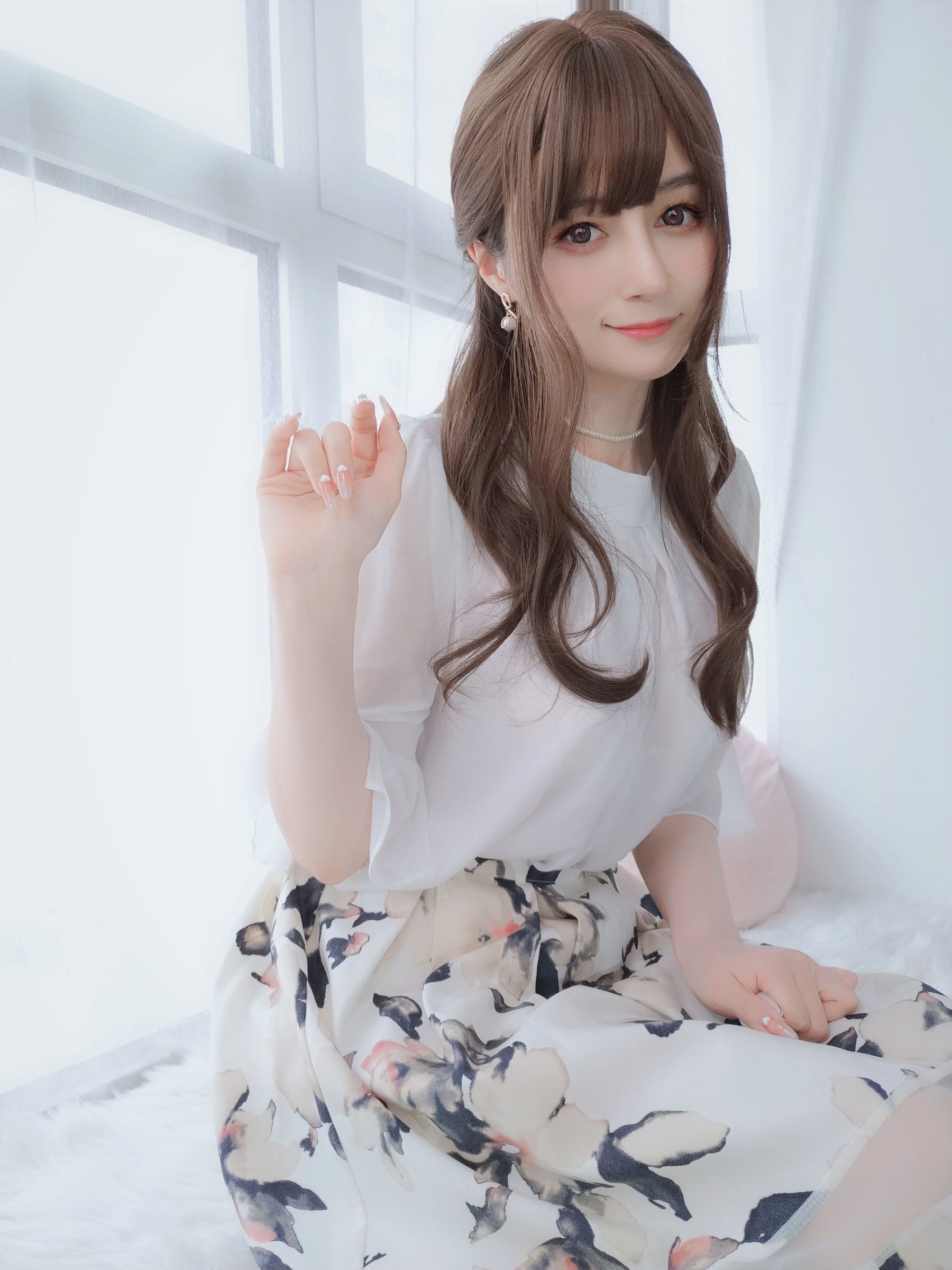 Ảnh Coser Ngôi sao mạng] Coser tiểu thư Bạc - Người vợ mặc tất lưới