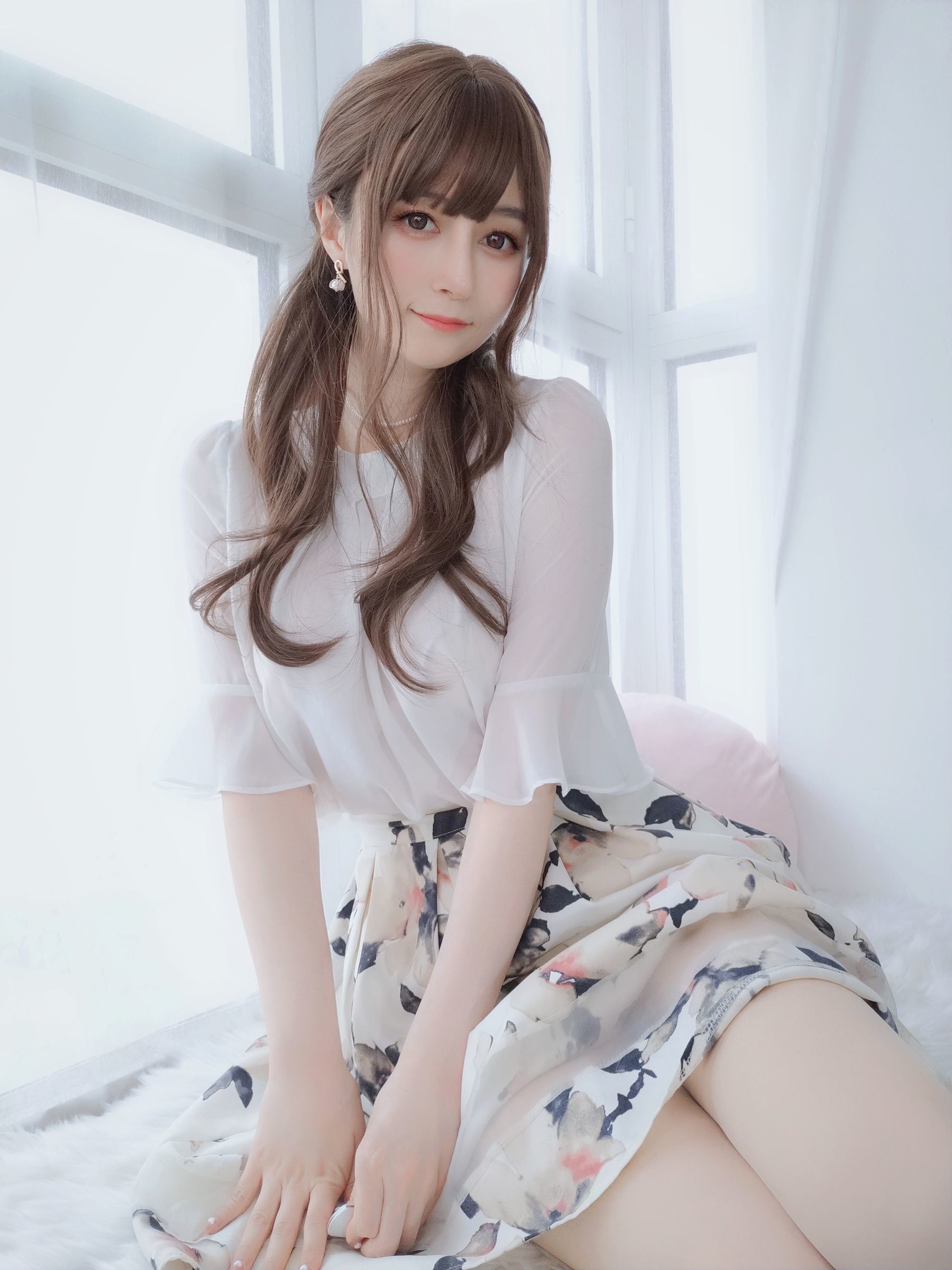 Ảnh Coser Ngôi sao mạng] Coser tiểu thư Bạc - Người vợ mặc tất lưới
