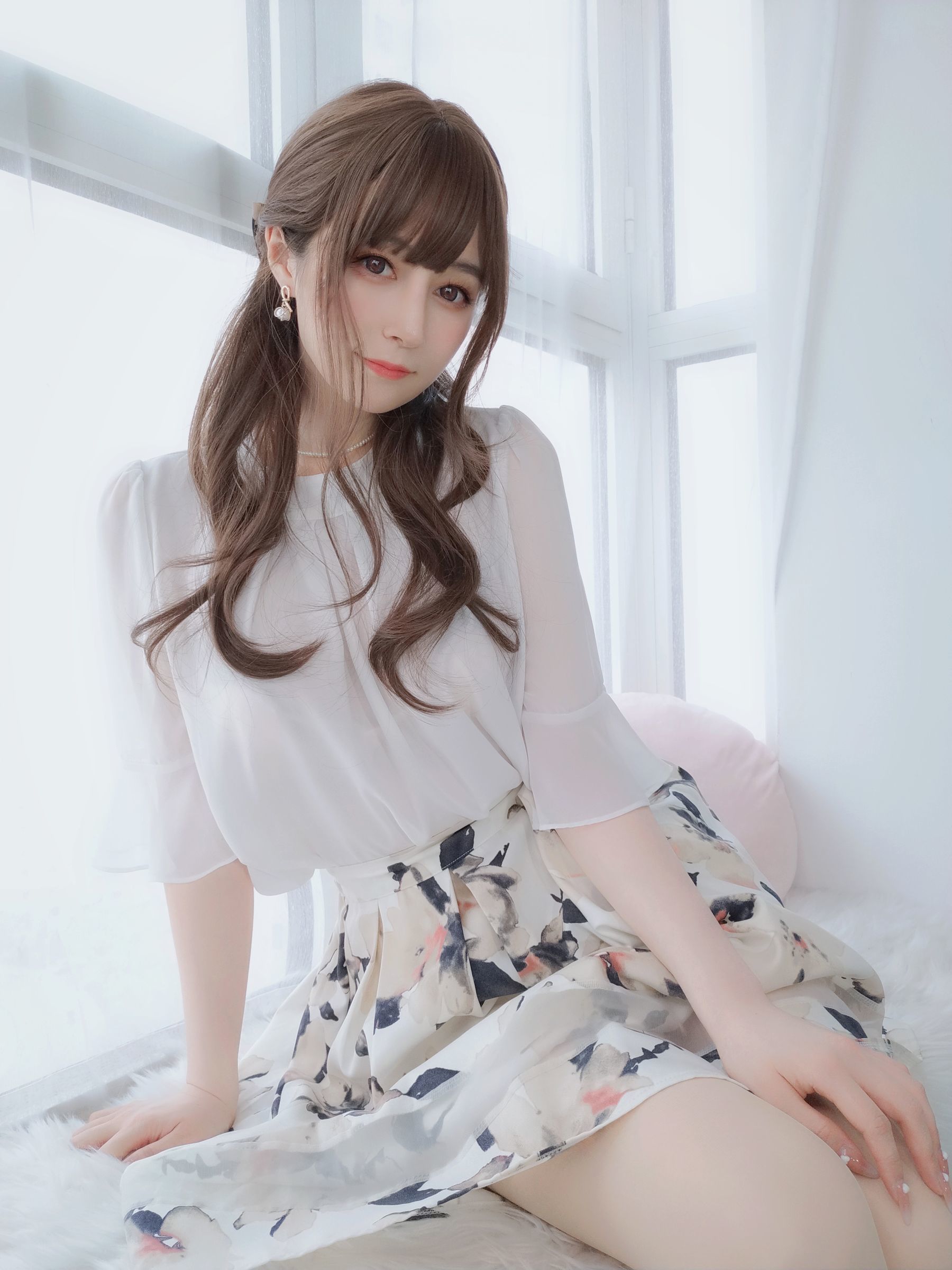 Ảnh Coser Ngôi sao mạng] Coser tiểu thư Bạc - Người vợ mặc tất lưới