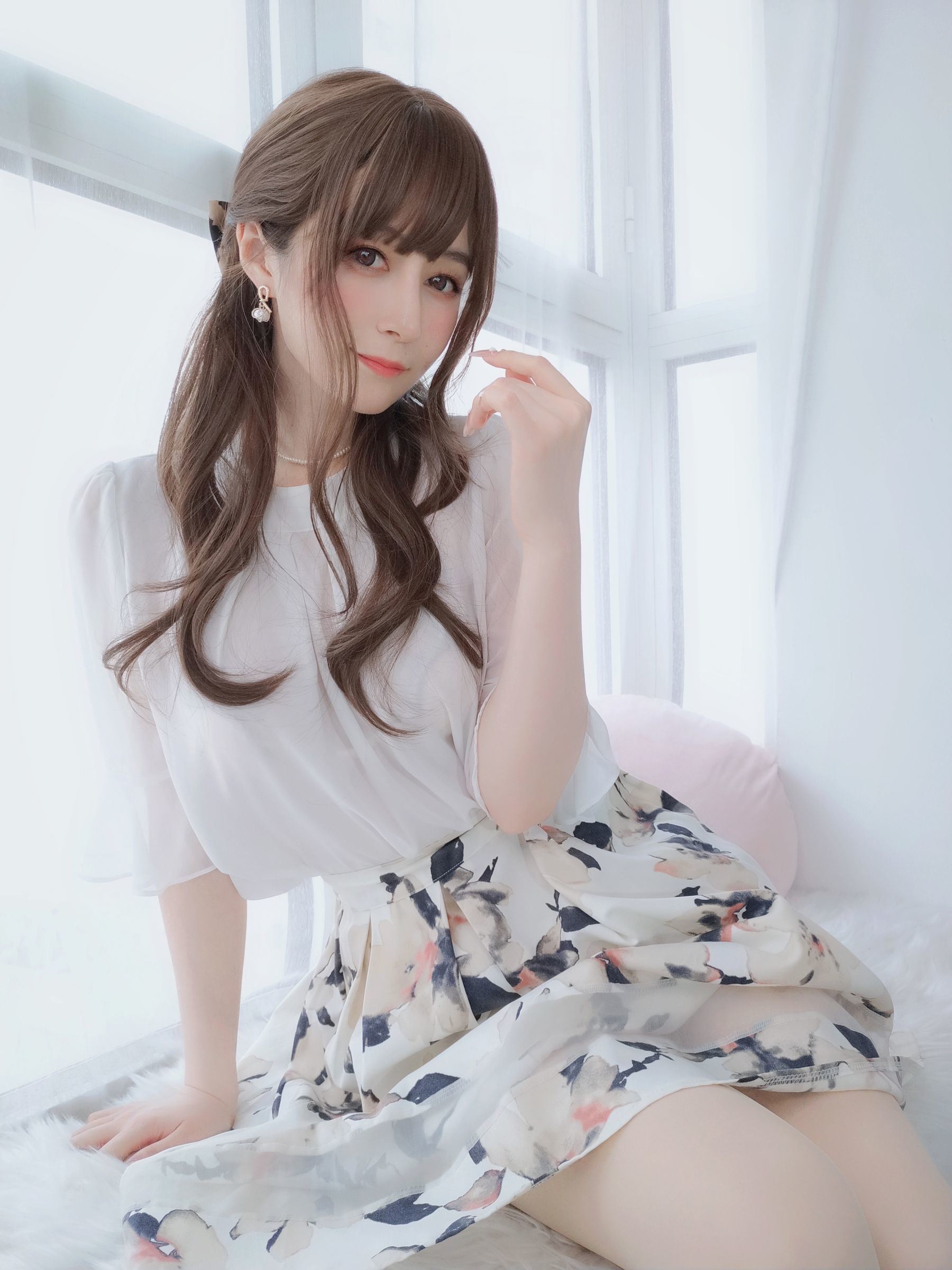 Ảnh Coser Ngôi sao mạng] Coser tiểu thư Bạc - Người vợ mặc tất lưới